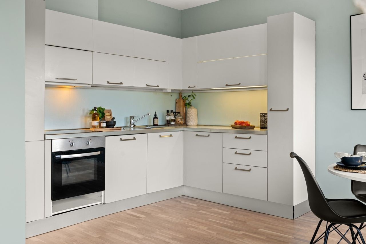 Romslig kjøkken med alle fasiliteter og god skapplass Galleribilde