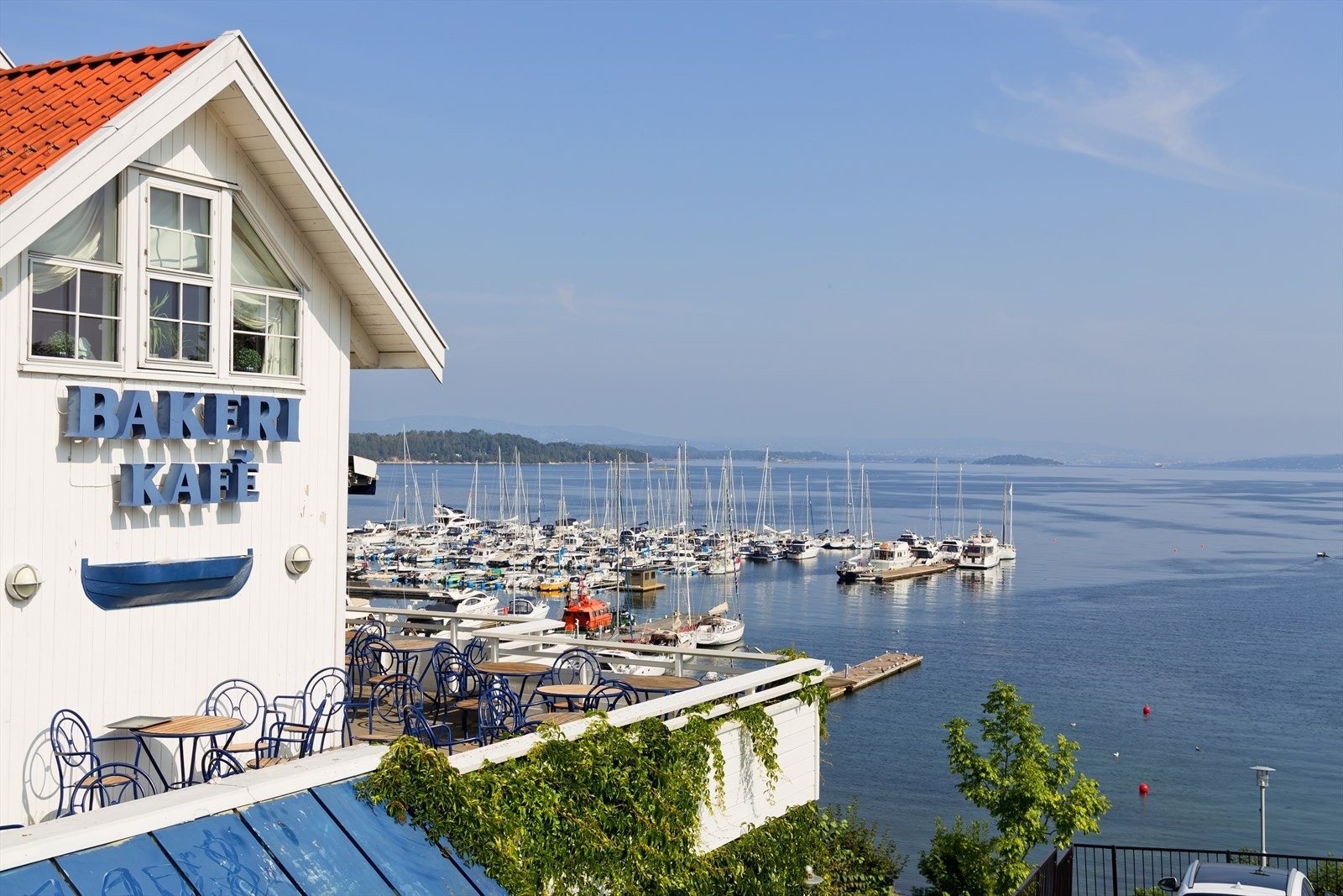 Fra boligen er det gangavstand til Vollen sentrum, som fremstår som en sørlandsperle med badestrender, marina, bakeri, restaurant og hyggelige spesialforretninger Galleribilde