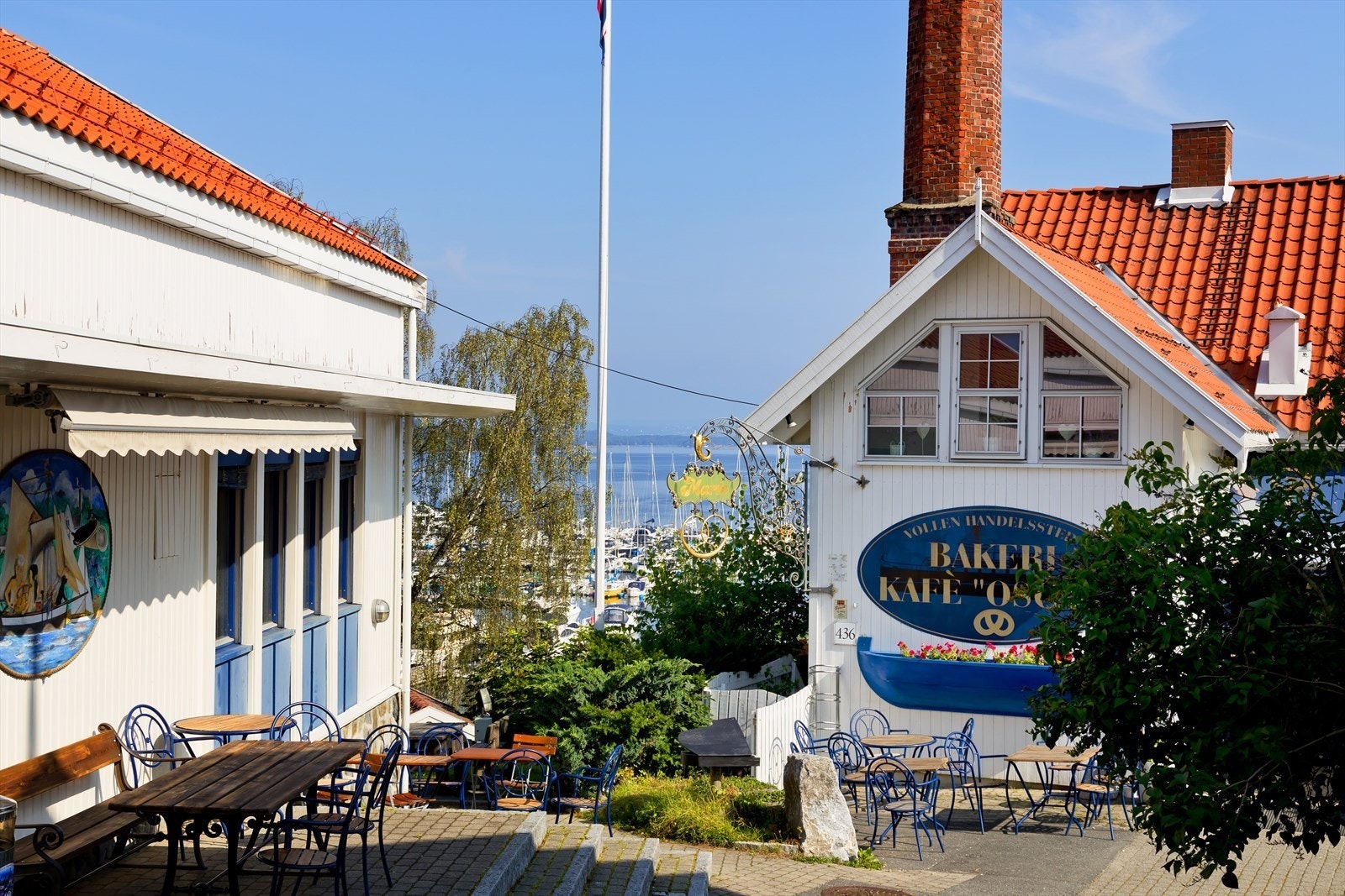 Vollen sentrum byr bl.a. på klesbutikker, smykkebutikker, interiørbutikker, frisørsalong og flere gallerier. Galleribilde