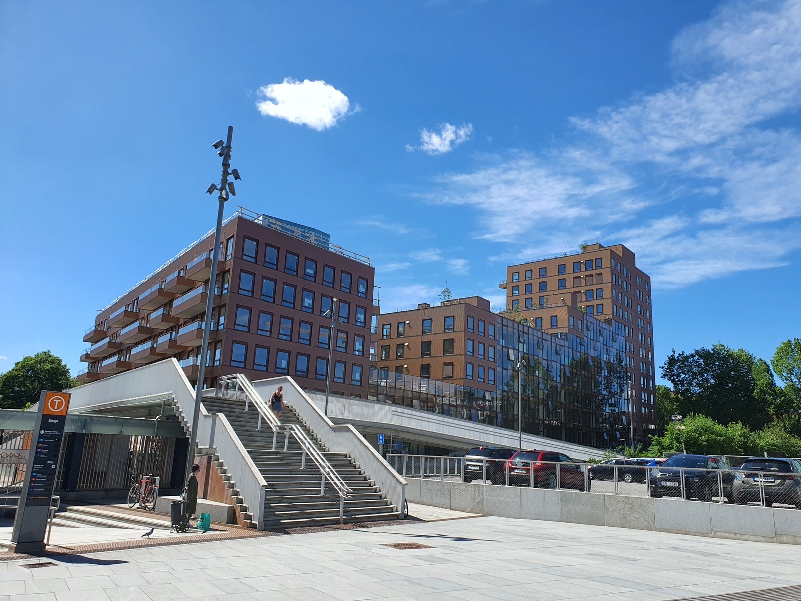 Ensjø t-banestasjon med Tigergården i bakgrunnen Galleribilde