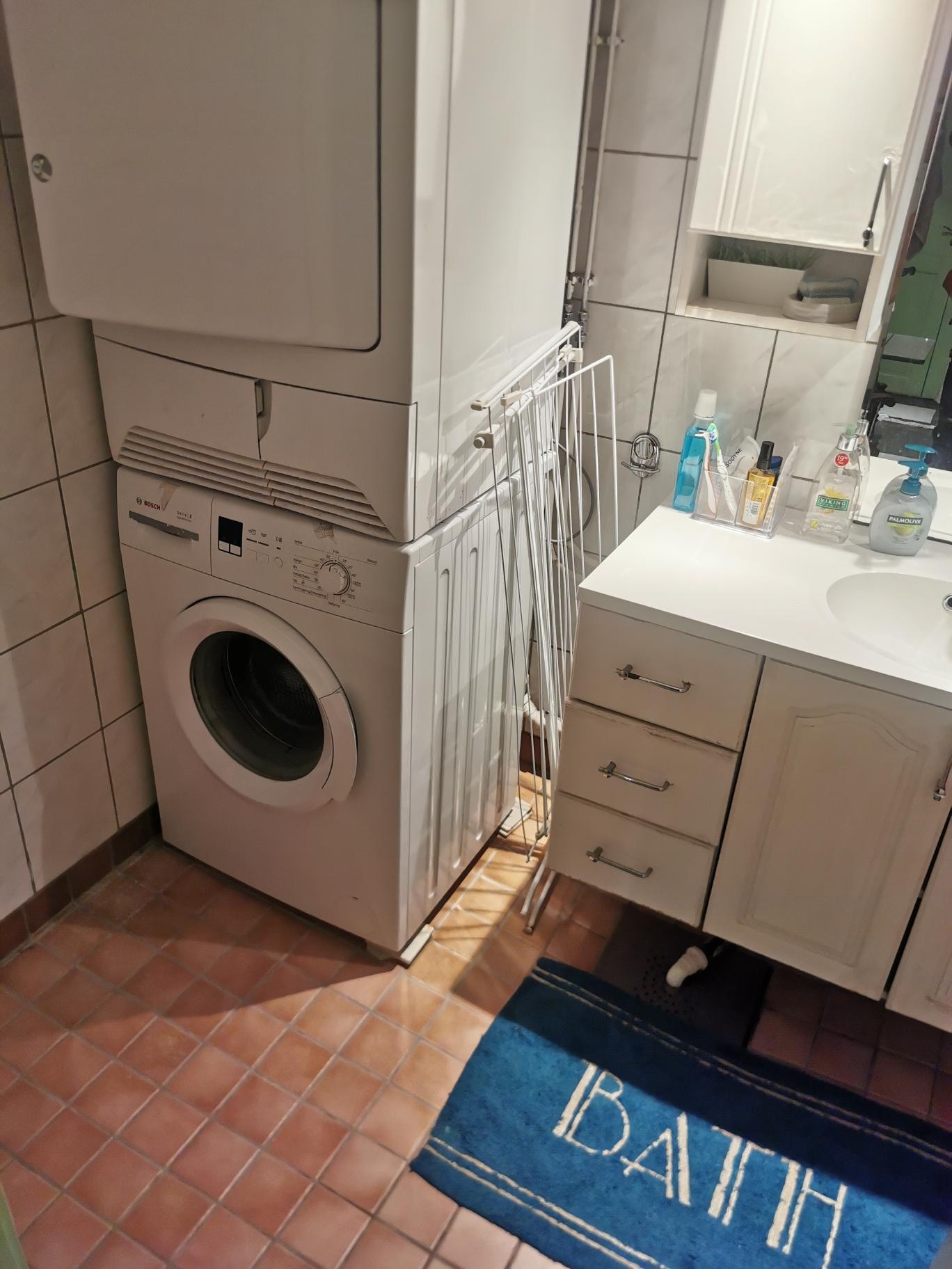 Bad, m vaskemaskin og tørketrommel Galleribilde
