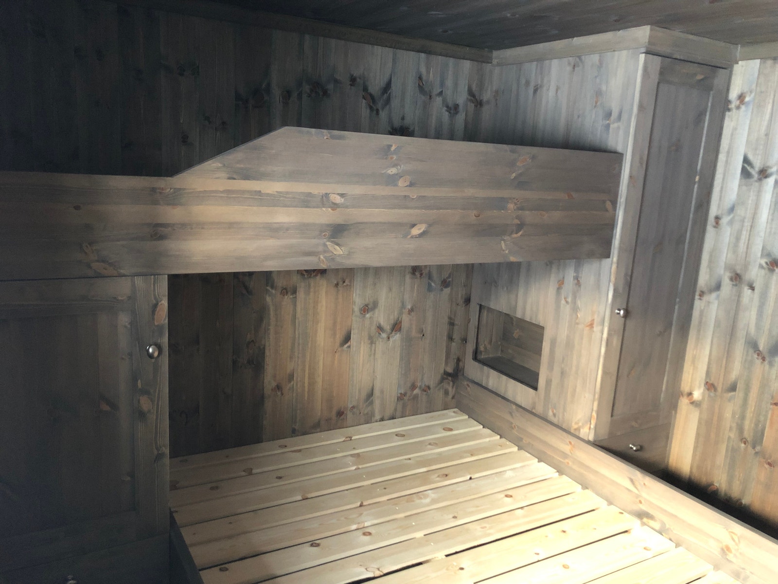 Nattbordhyller integrert på begge sider i garderobeskapene. Galleribilde