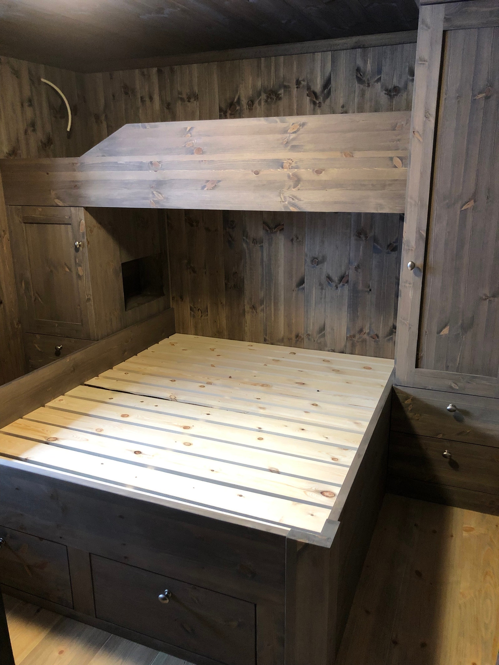 Sov 2 nede. Dobbeltseng med garderobeskap på begge sider, og køyeseng over. Galleribilde