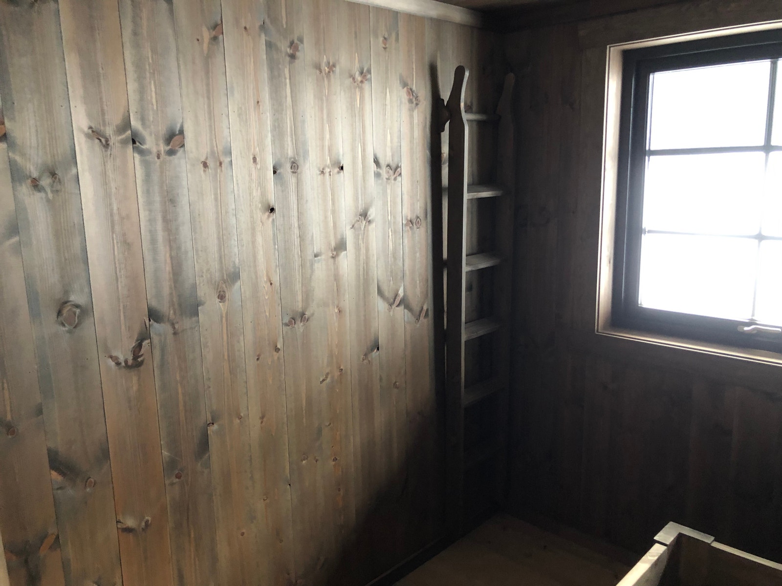 Stige til overkøyen henger på vegg når den ikke brukes. Kan også nyttes som kleshenger. Galleribilde