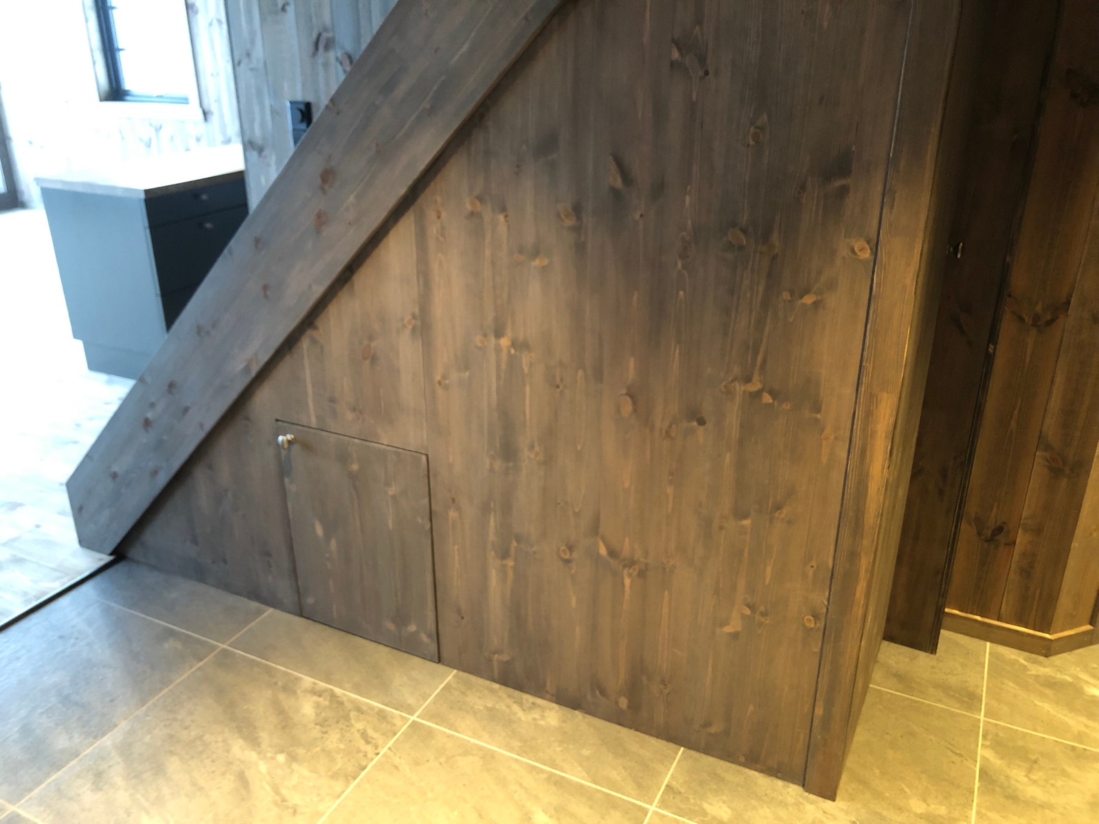 Liten dør i veggen under trappa, utnytter alle rom Galleribilde