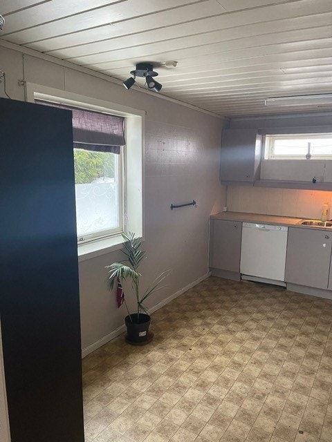 Kjøkken - Kitchen with space to put table Galleribilde