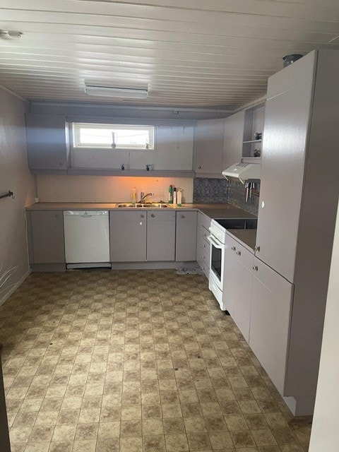 kjøkken - Kitchen with space to put table Galleribilde