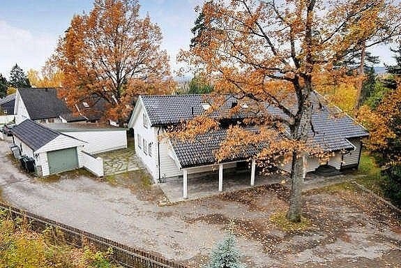 Gårdsplass med parkering Galleribilde