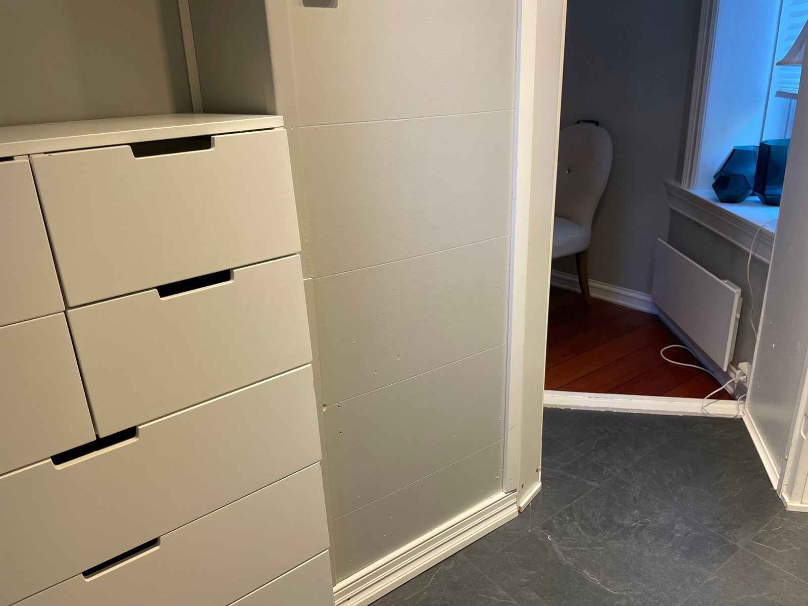 Inngang/ gang med hyller og skap Galleribilde