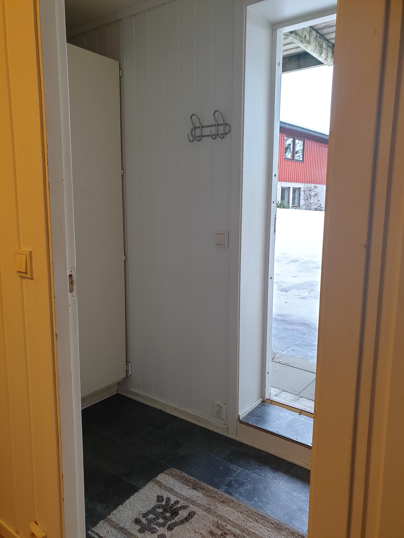Stor og fin flislagt inngangsparti Galleribilde