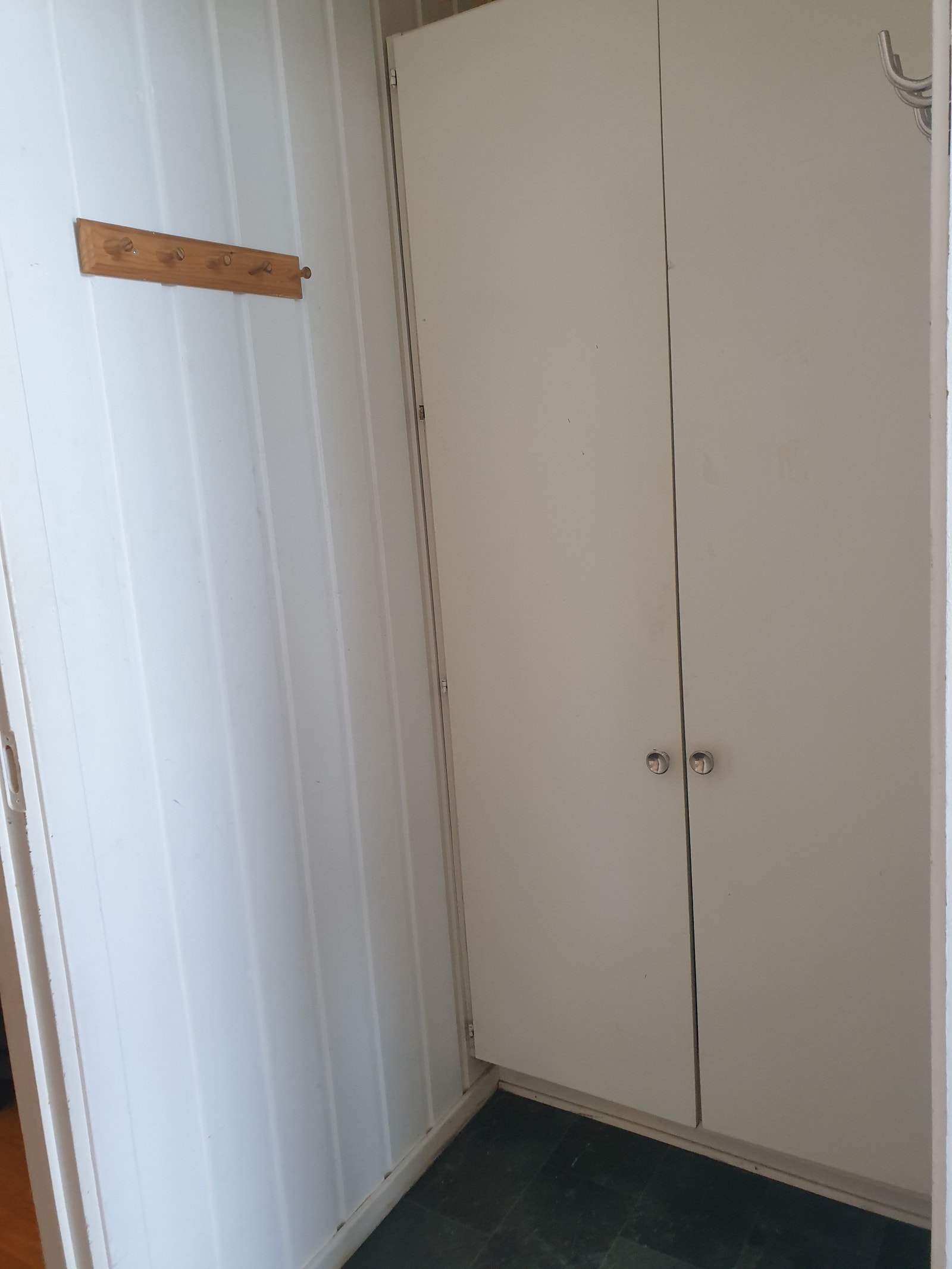 Garderobe i inngangen Galleribilde