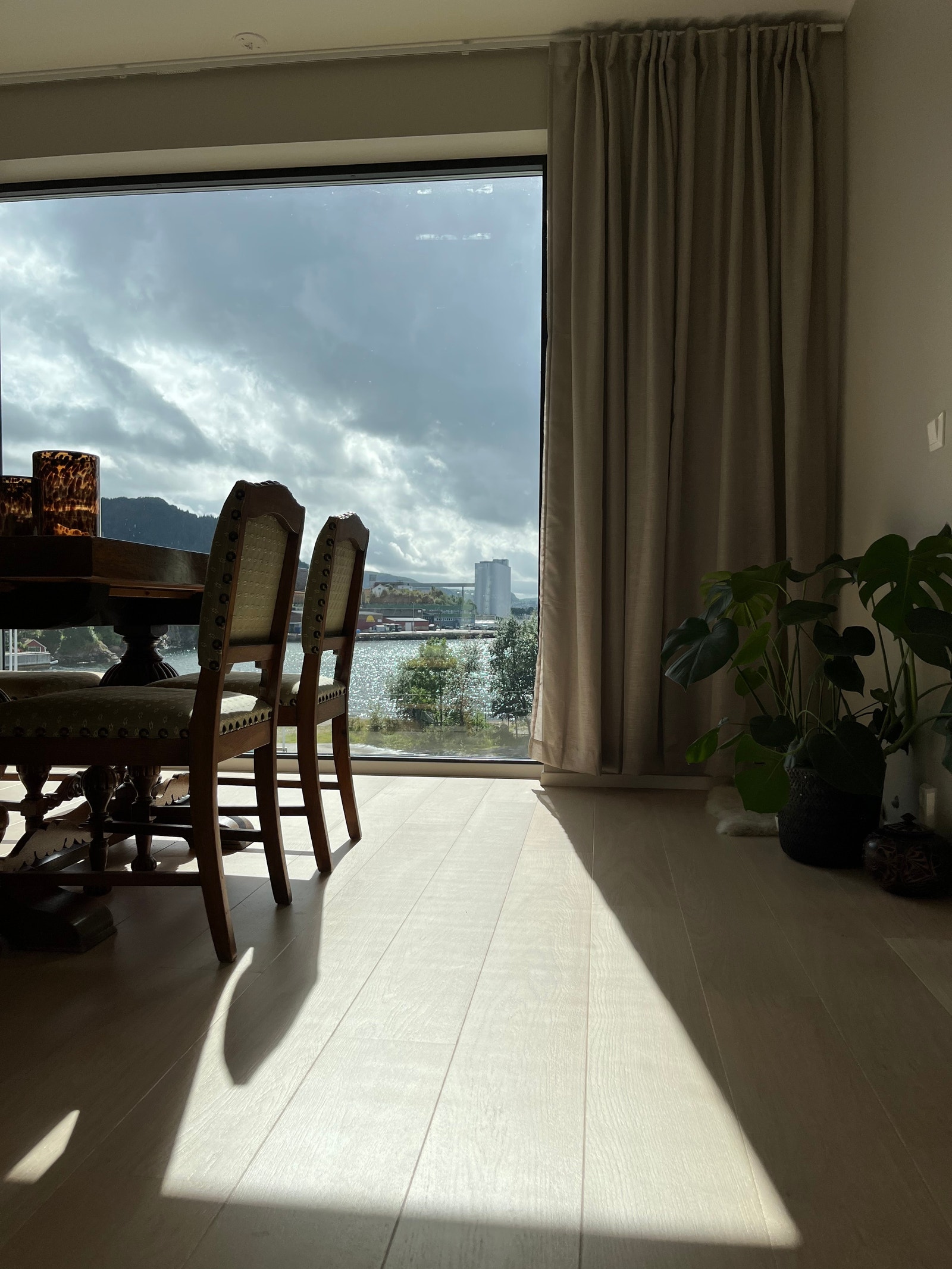 Nydelig utsikt fra spisestue til sjø og Bergen by i bakgrunn. Galleribilde