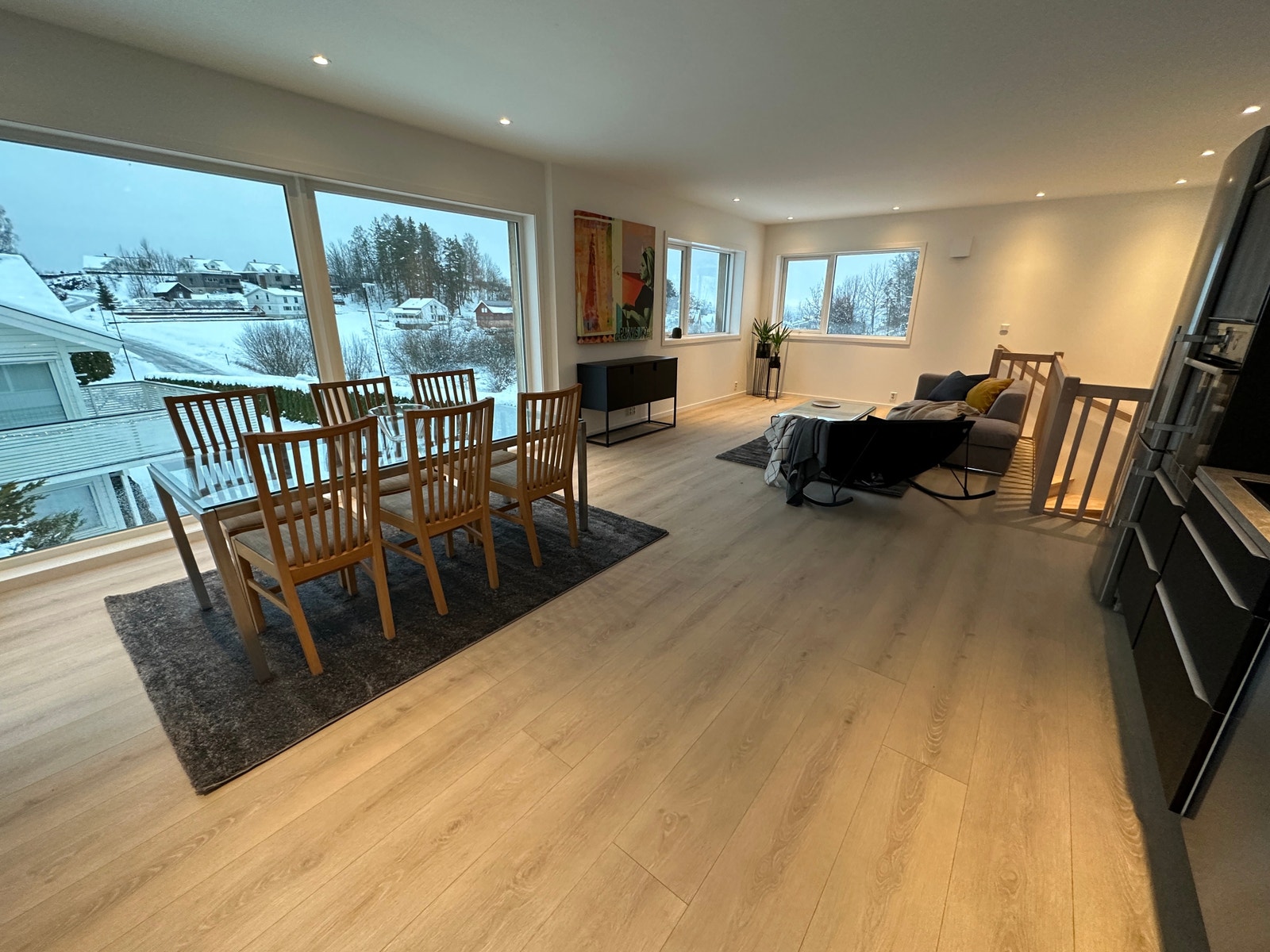 Romslig åpen stue og kjøkkenløsning i 2. etasje Galleribilde