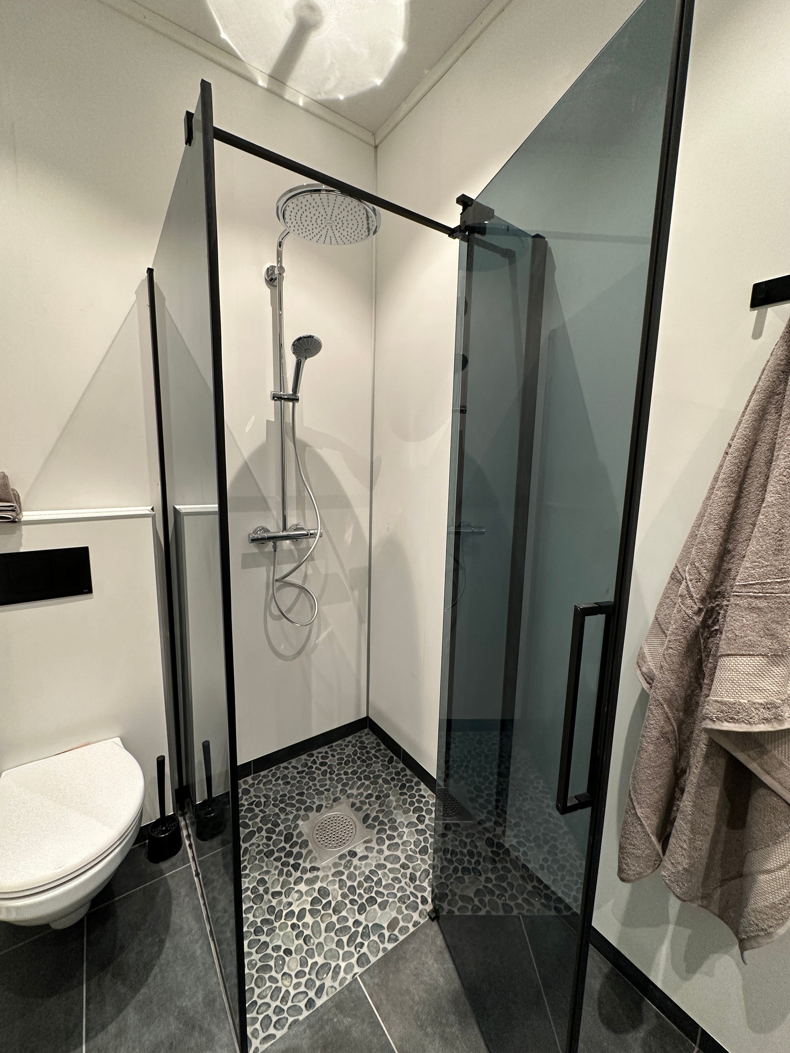 Steiner i gulvet i dusjsonen for "Spa" følelse Galleribilde