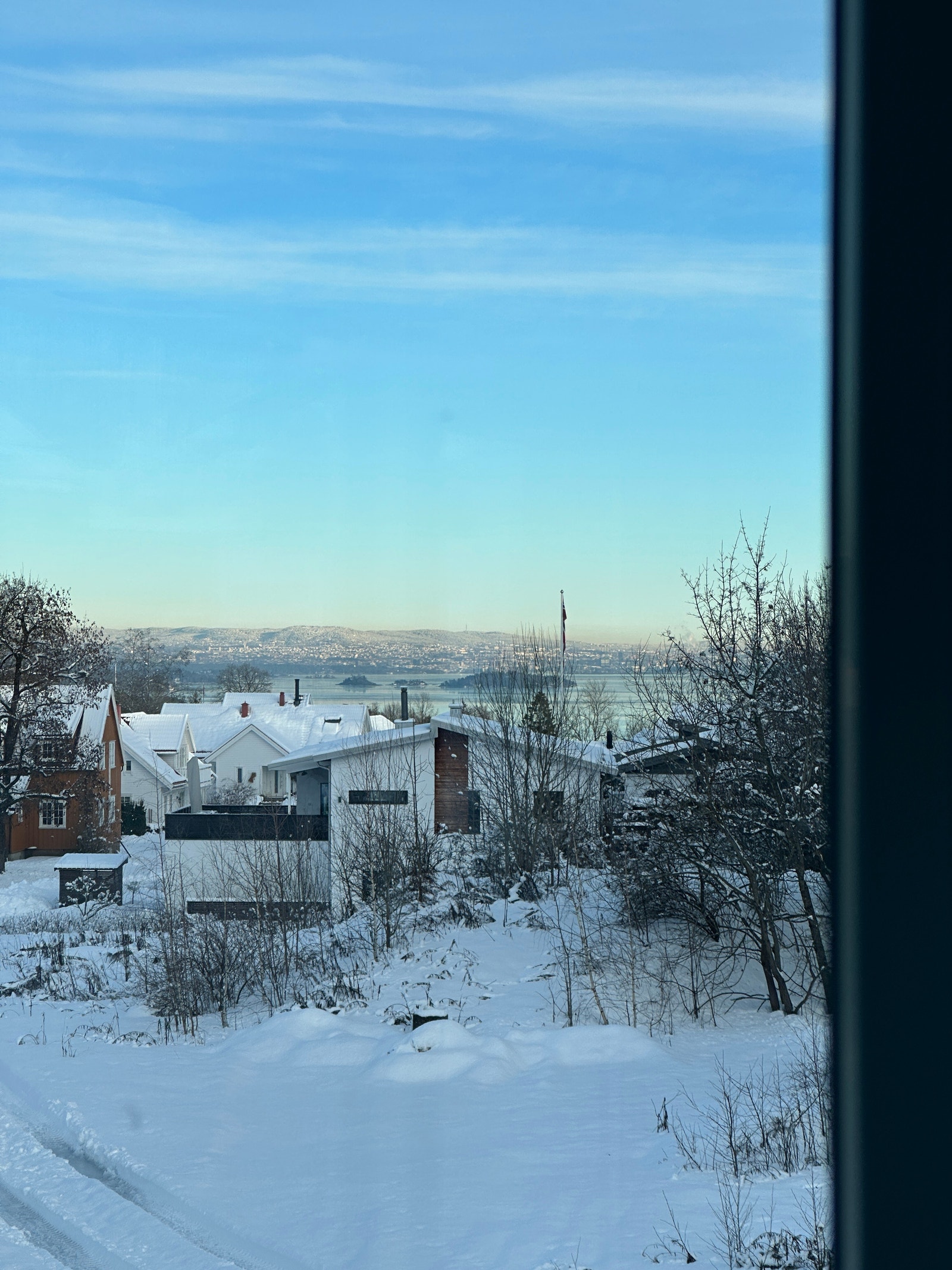 Utsikt til Oslo sentrum og fjorden fra stuevinduet Galleribilde