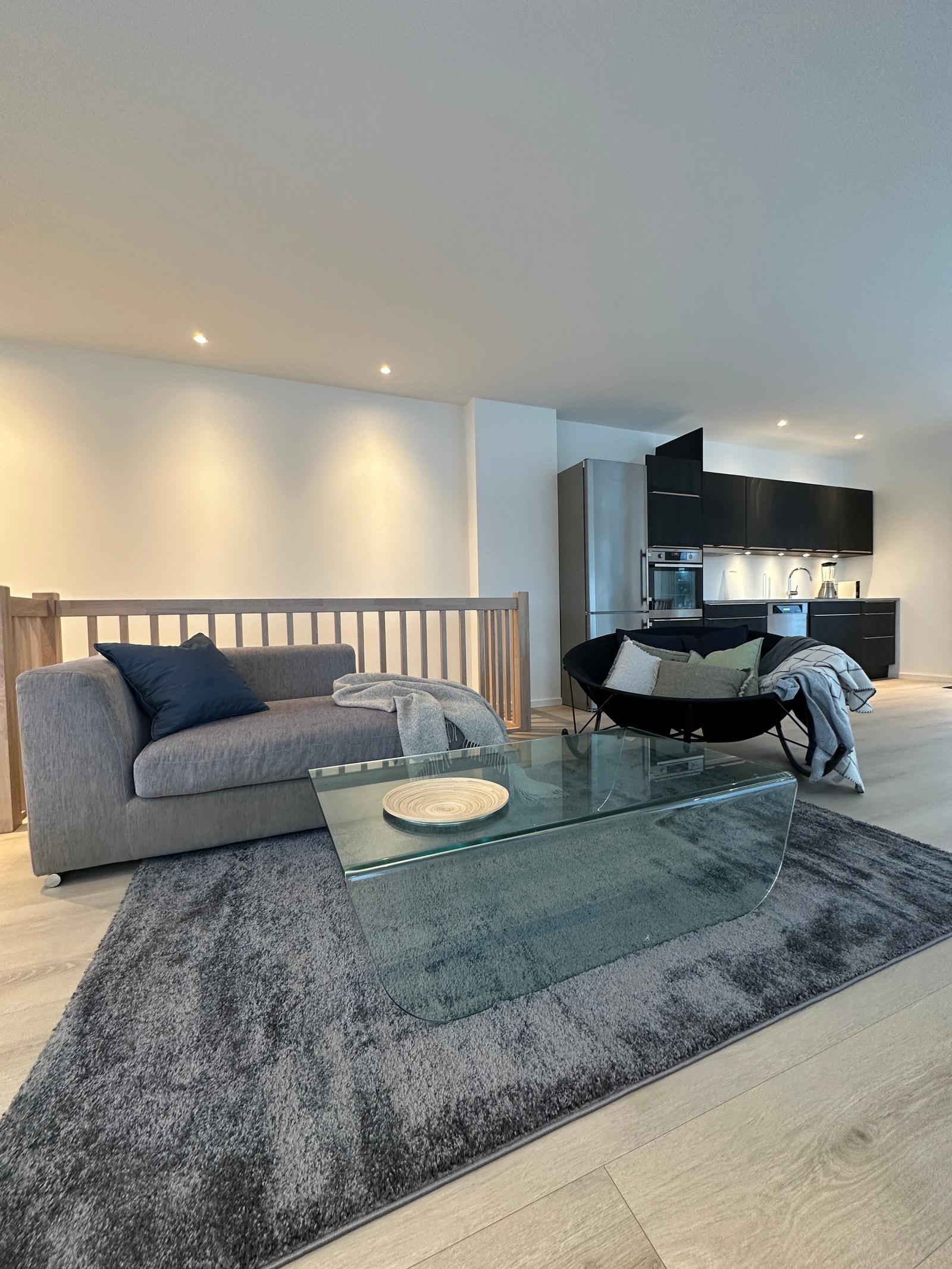 Romslig stue med åpen kjøkkenløsning Galleribilde