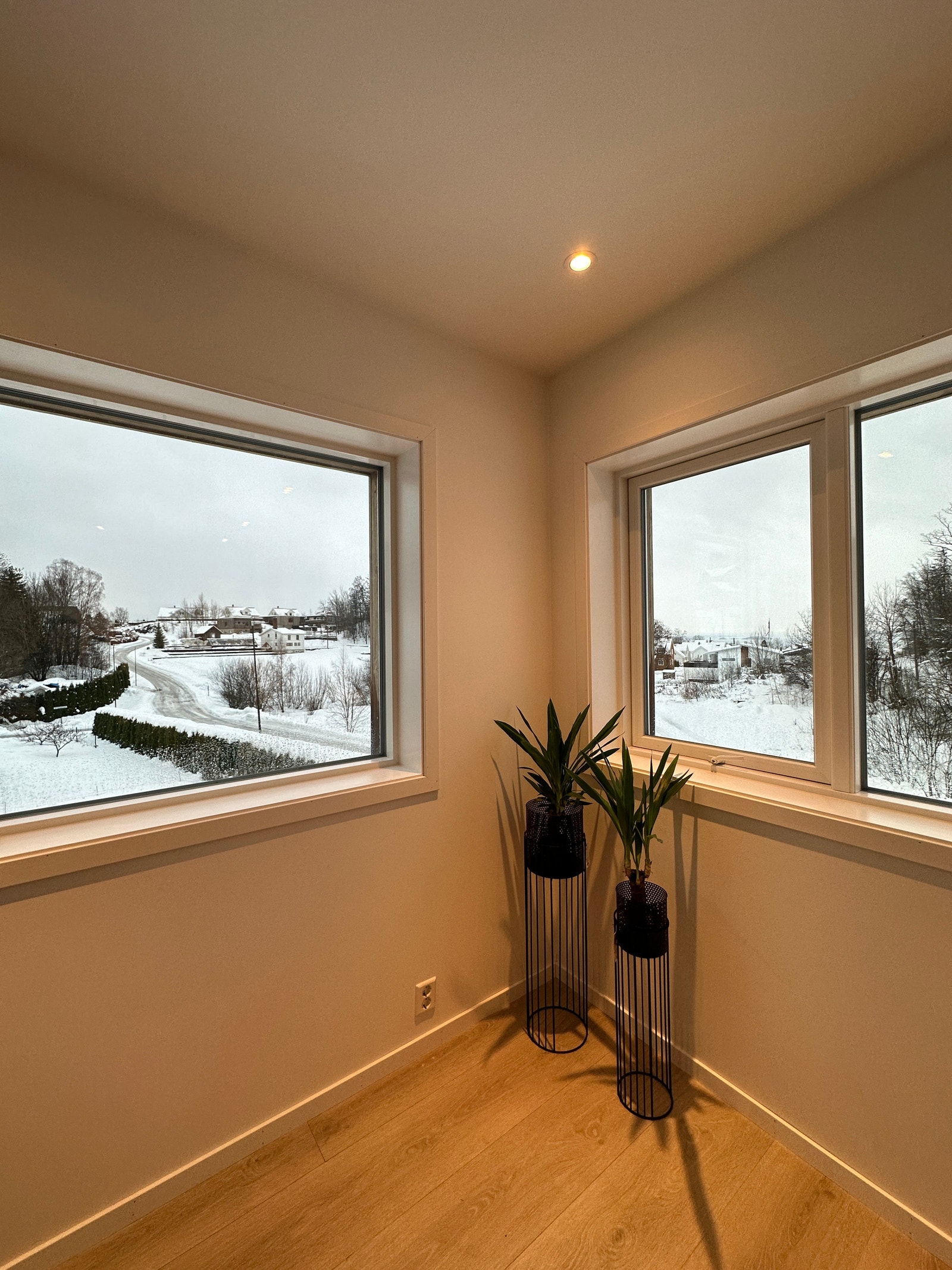 Utsikt fra stuen. Herifra kan man se ned til sjøen og helt til Oslo Aker Brygge. Galleribilde