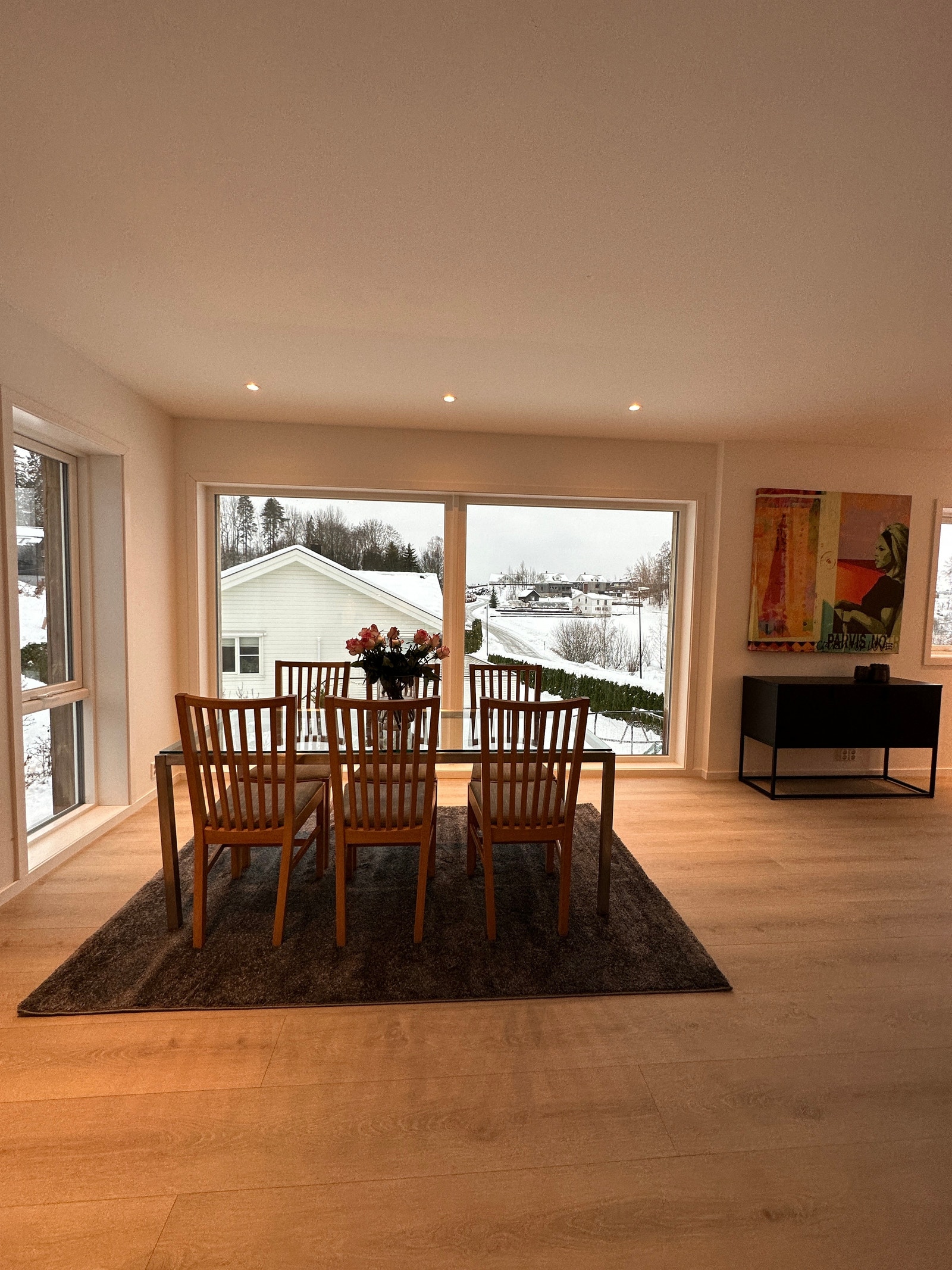 Spisebord med plass til 8 personer Galleribilde