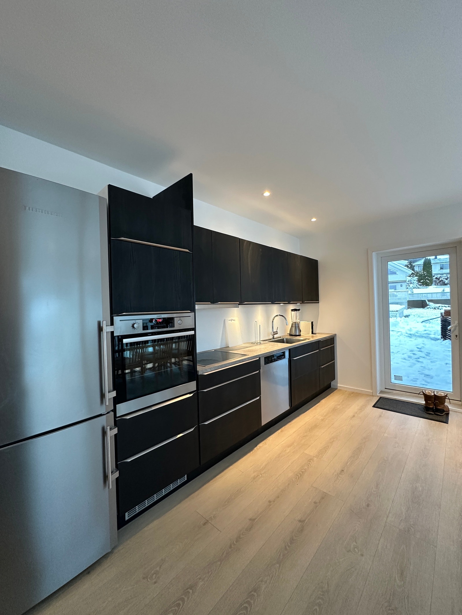 Eksklusivt sort kjøkken med alle hvitevarer inkludert Galleribilde