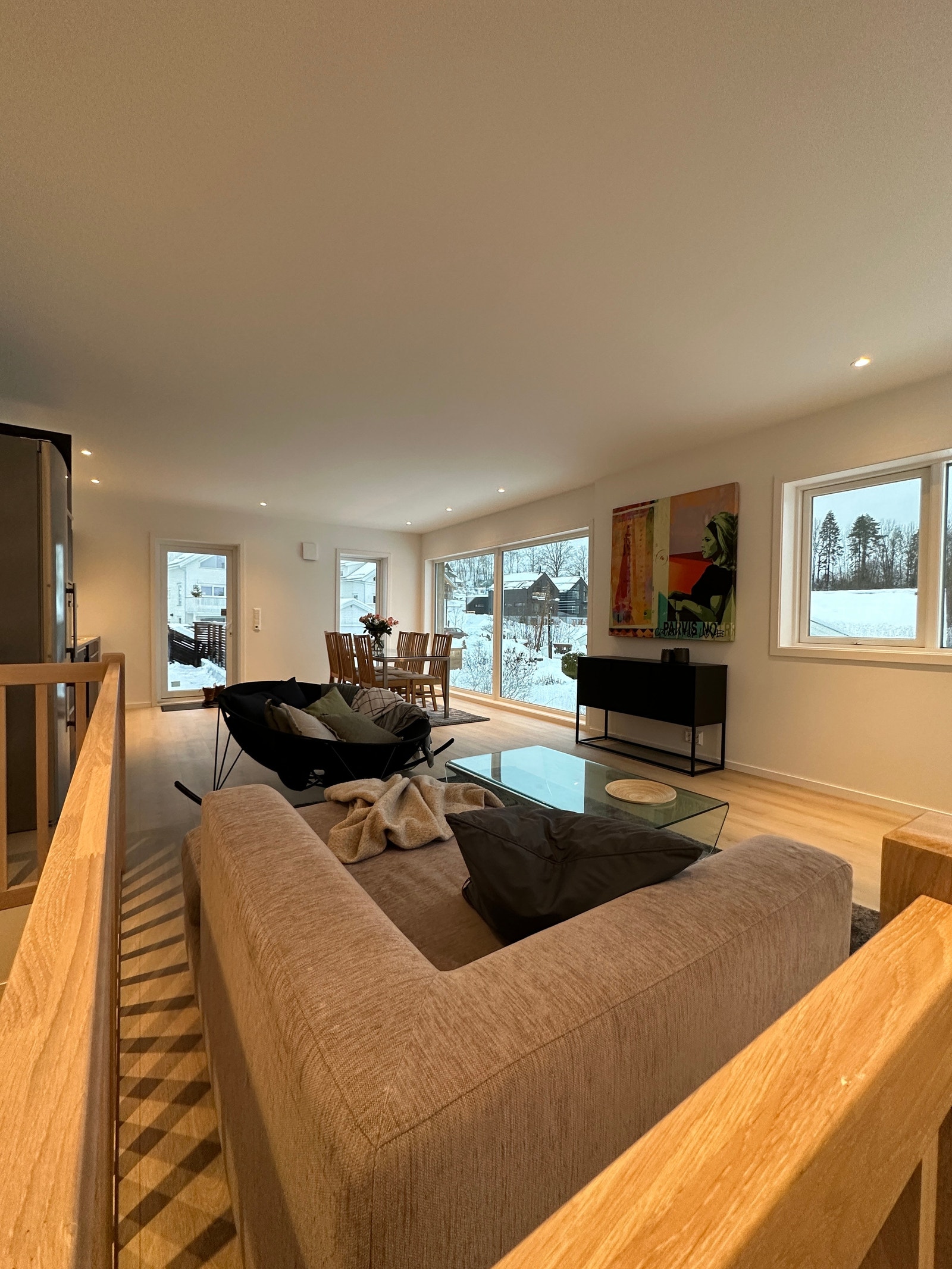 Mange store vinduer gir godt med lysinnslipp Galleribilde