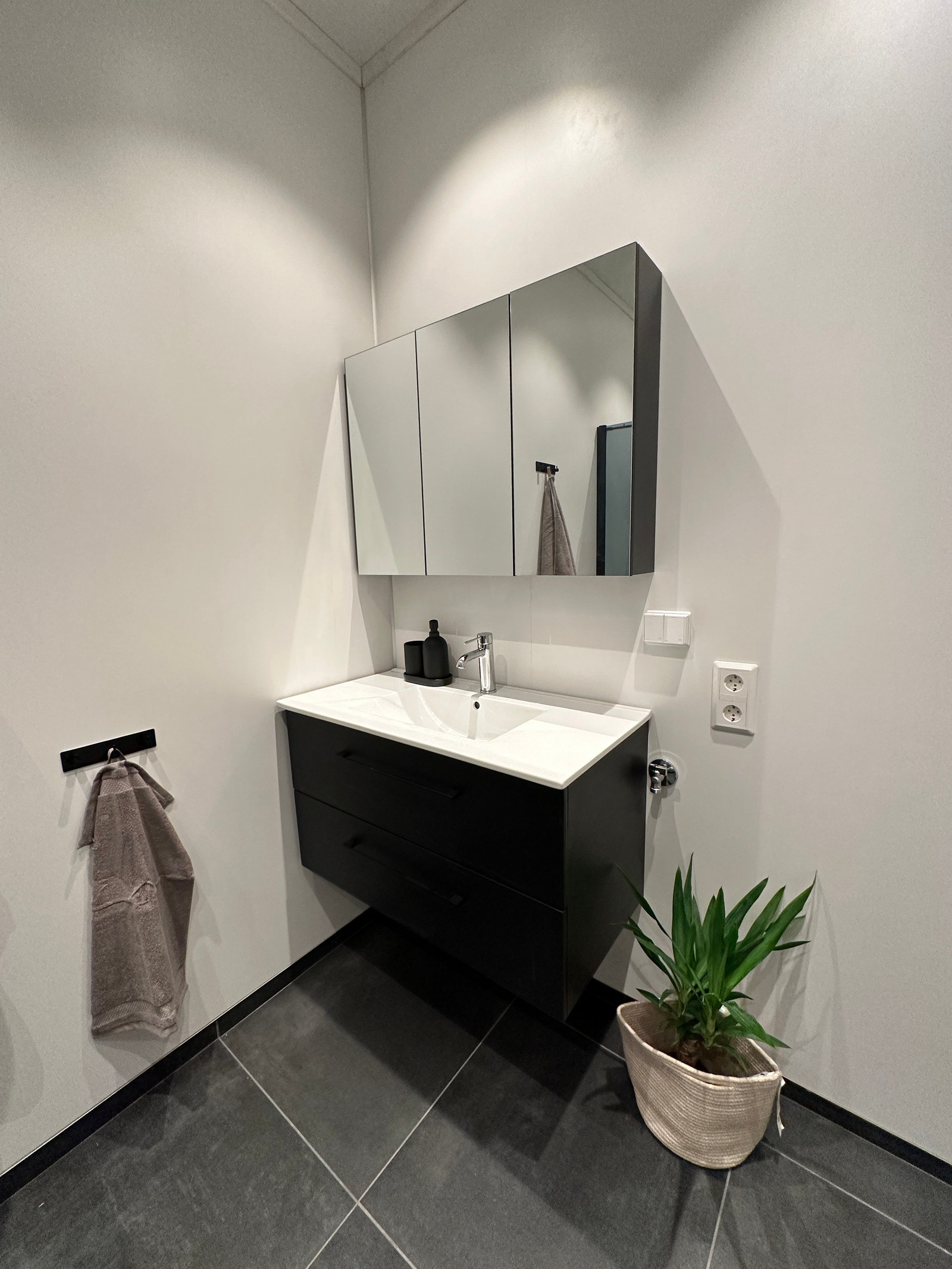 Moderne bad med sorte og hvite detaljer Galleribilde