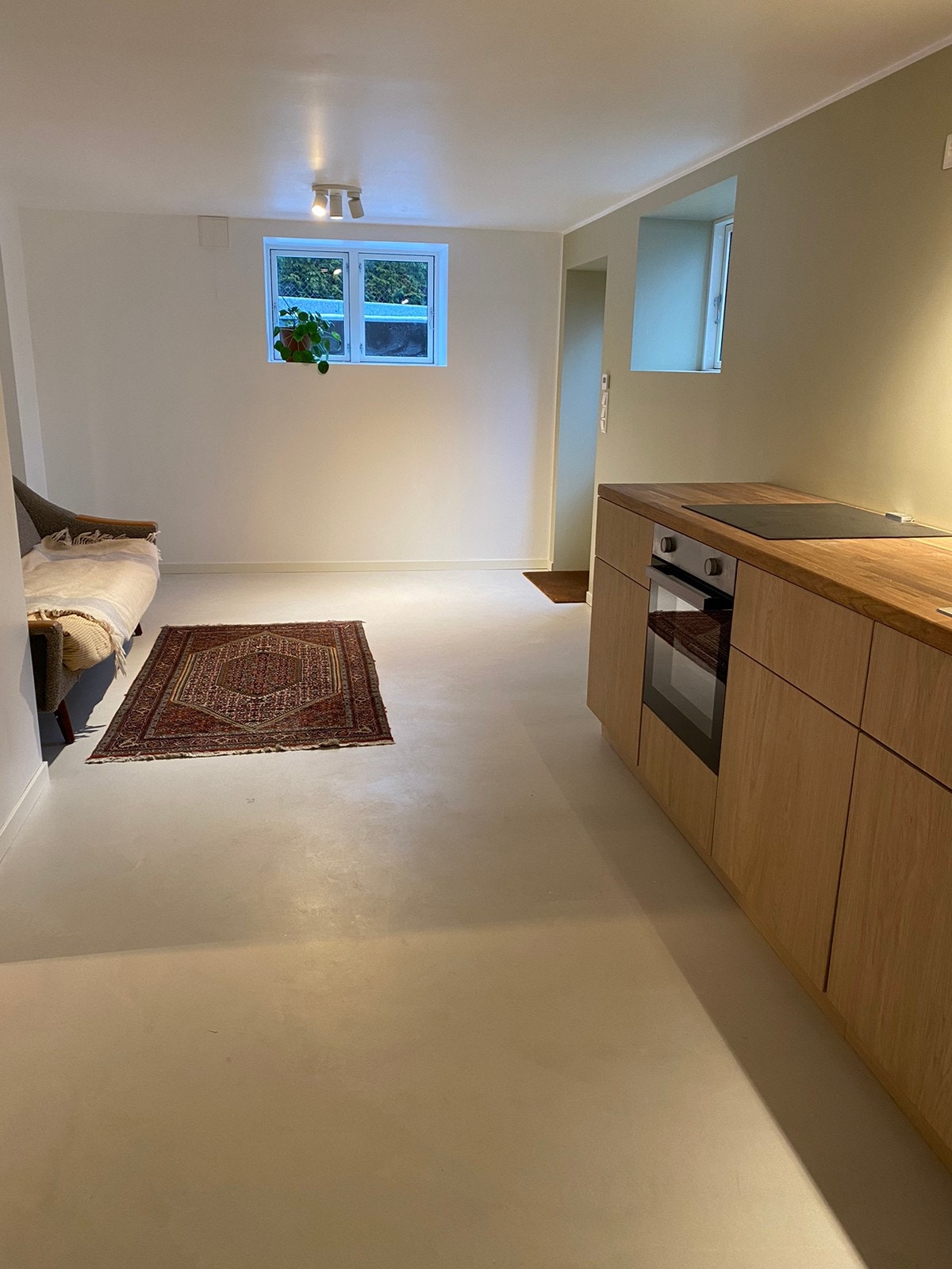 Fine lysforhold i kjøkkenet med god plass til spisebord Galleribilde