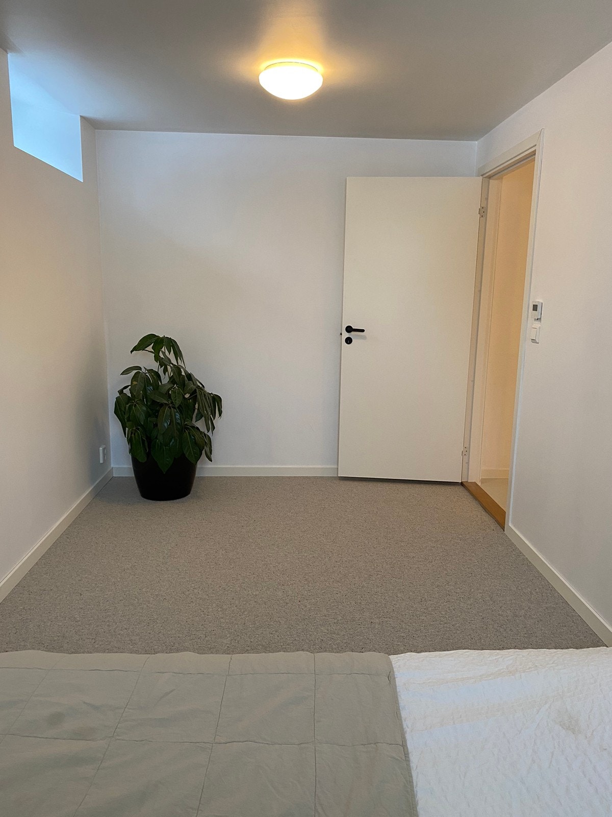 Soverom 1 kan fint benyttes som stue med god plass til sofa og tv Galleribilde