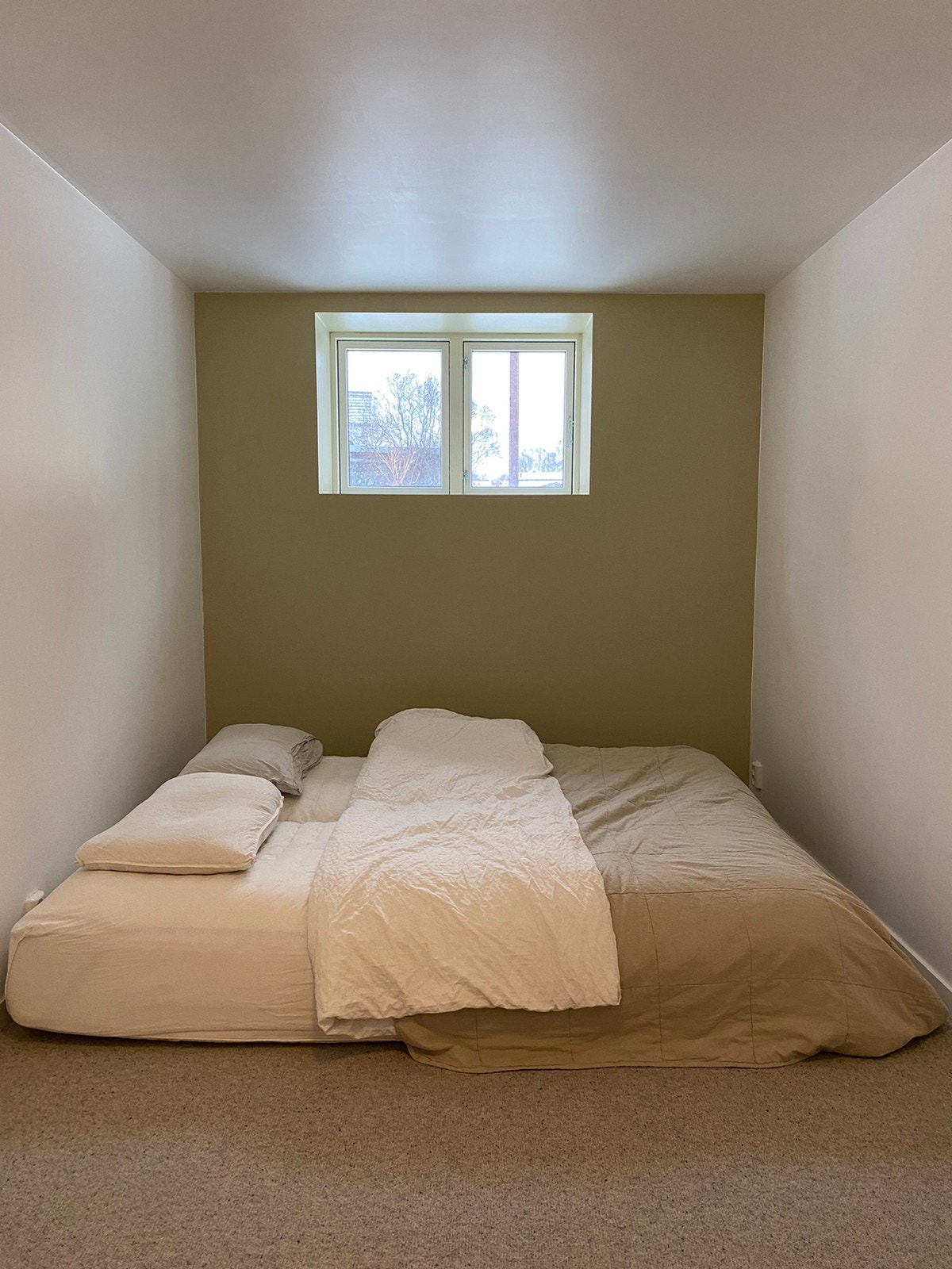 Soverom 1 (alternativt stue) på 11,8 kvm. med god plass til dobbeltseng og garderobeskap Galleribilde