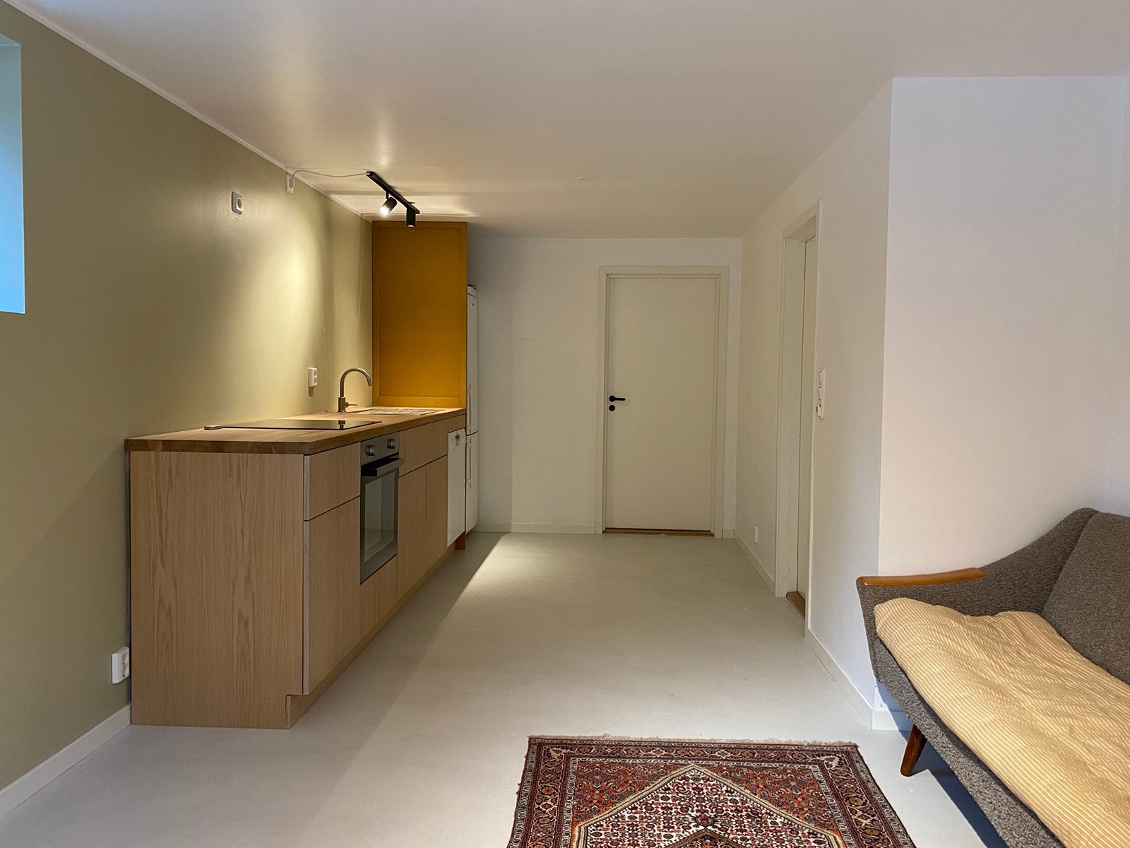 Kjøkken i eikefinér med induksjonsplatetopp Galleribilde