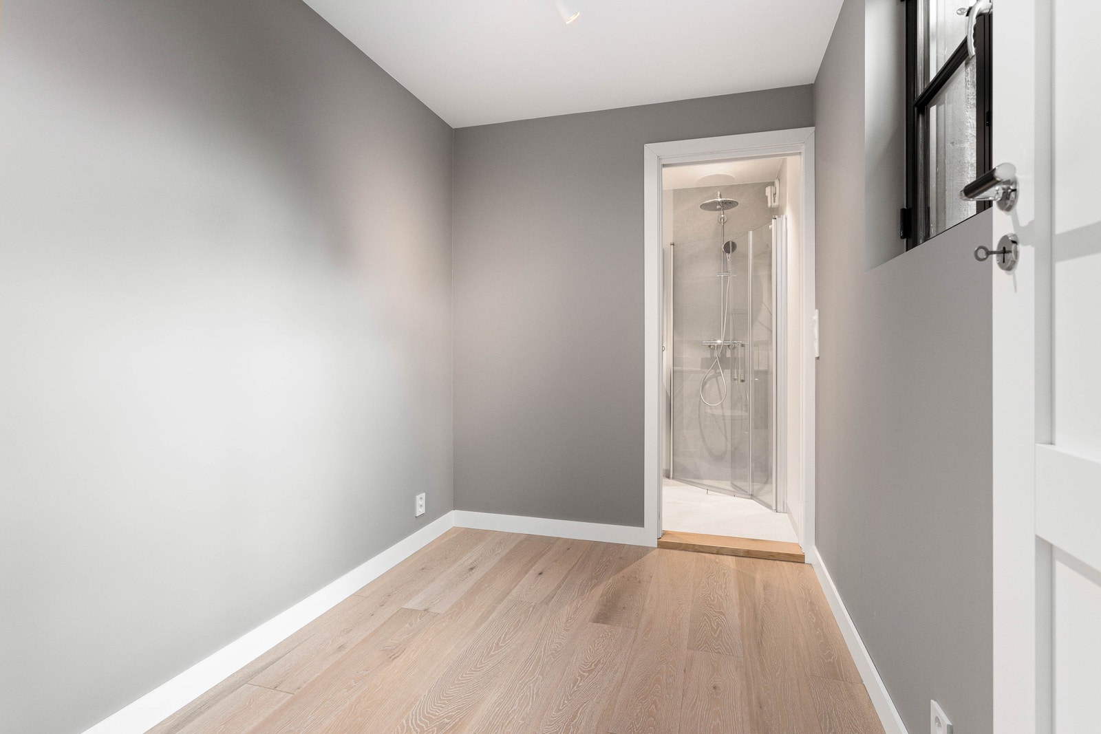 Soverom - Nå møblert med god skapplass og seng. Galleribilde