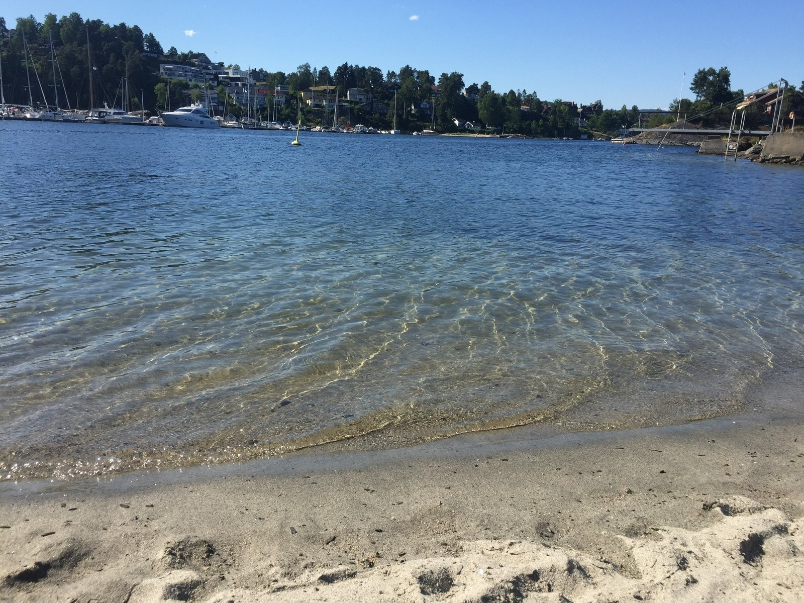 Bademuligheter v 2 offentlige badeplasser m ettermiddag sol Galleribilde