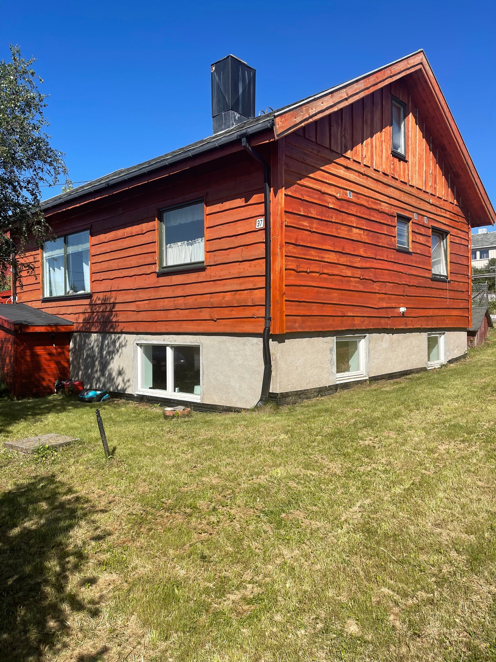 fra utsiden med hage Galleribilde