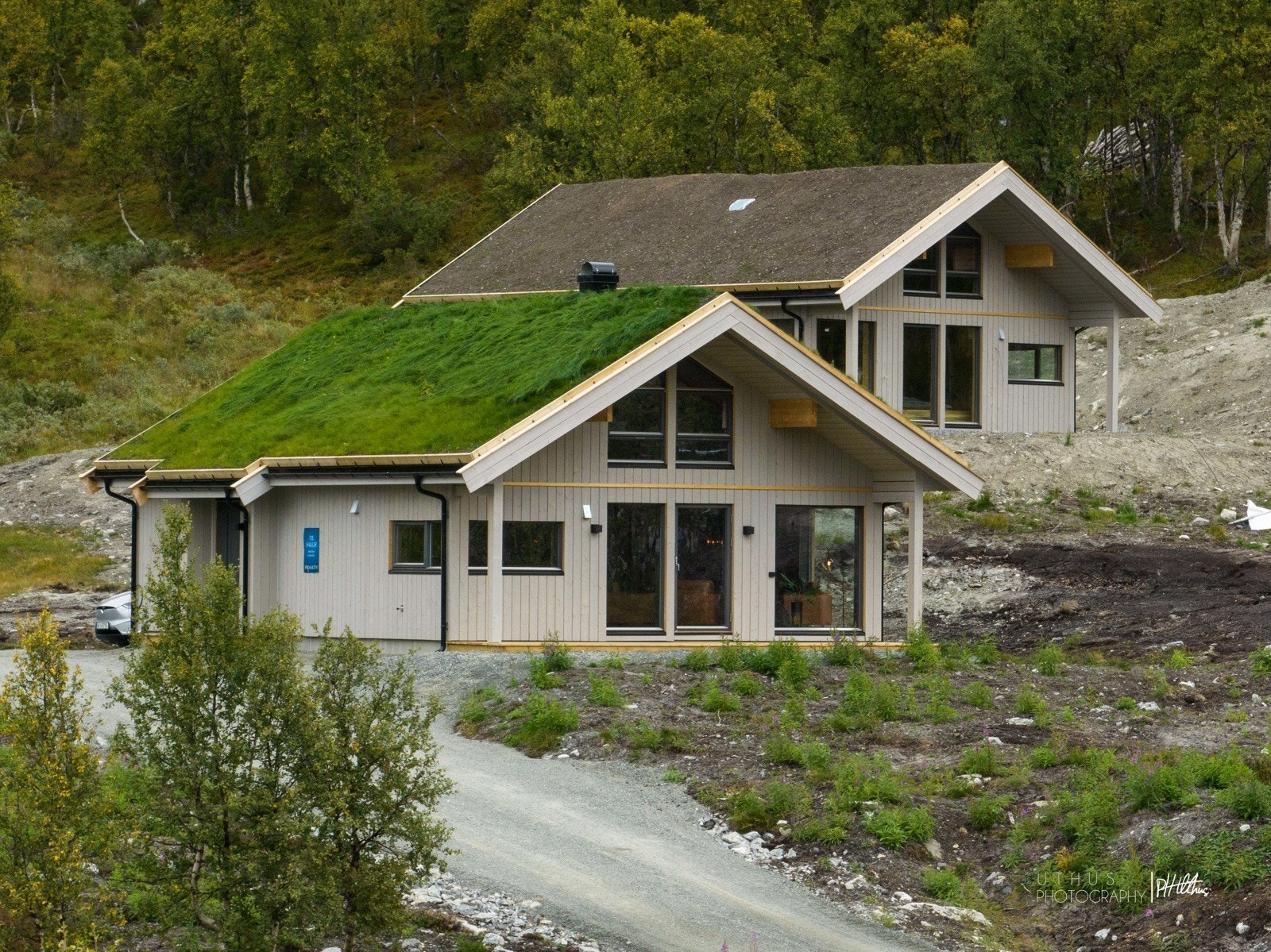 Det er sett opp ei visningshytte for dei som kan være interessert i området. Galleribilde