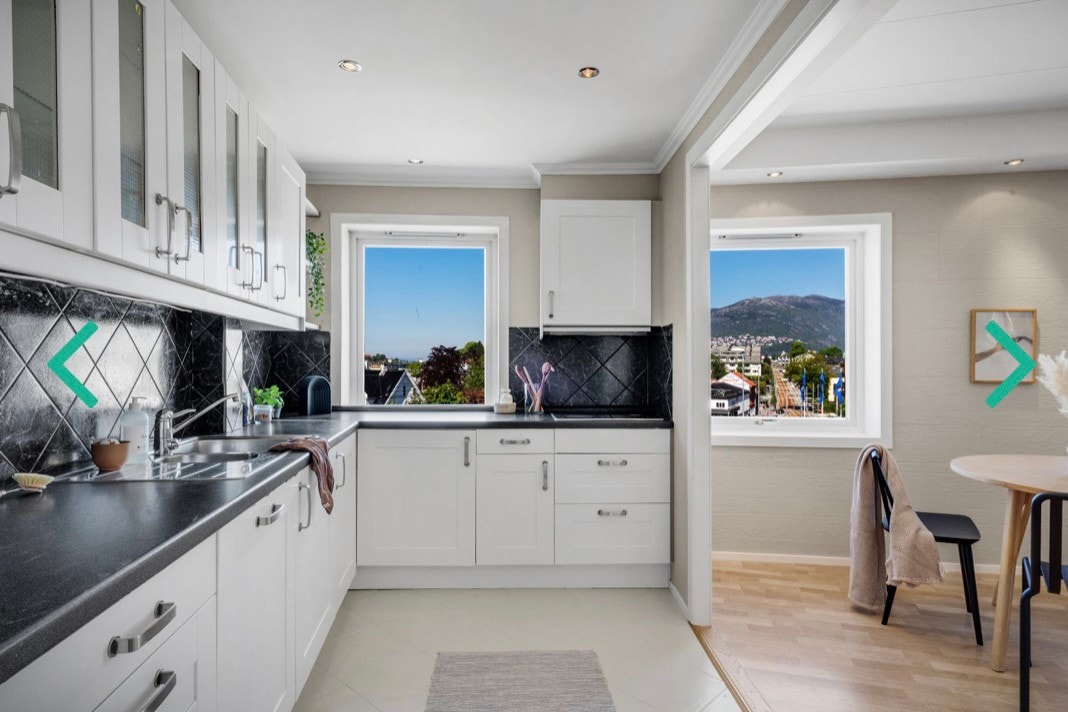 Stort og lyst kjøkken med mye oppbevaringsplass Galleribilde