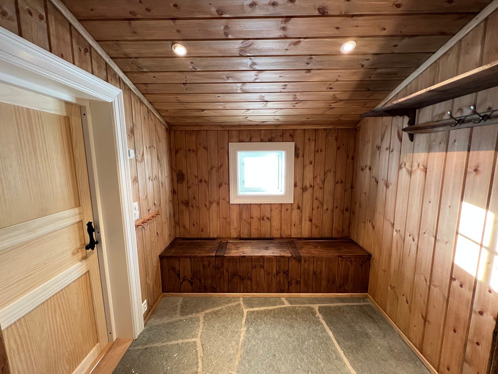 Vindfang og garderobe med gulvvarme Galleribilde