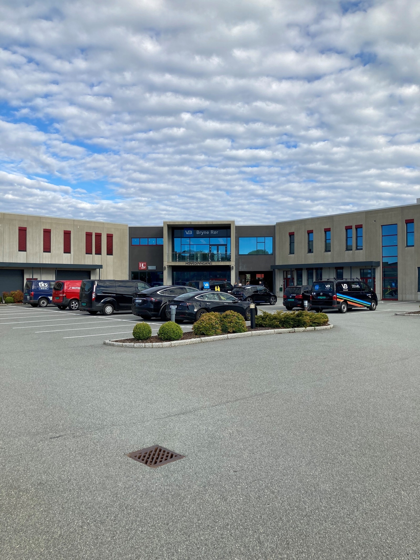 Faghuset sett fra inngangssiden. Stor god parkeringsplass Galleribilde