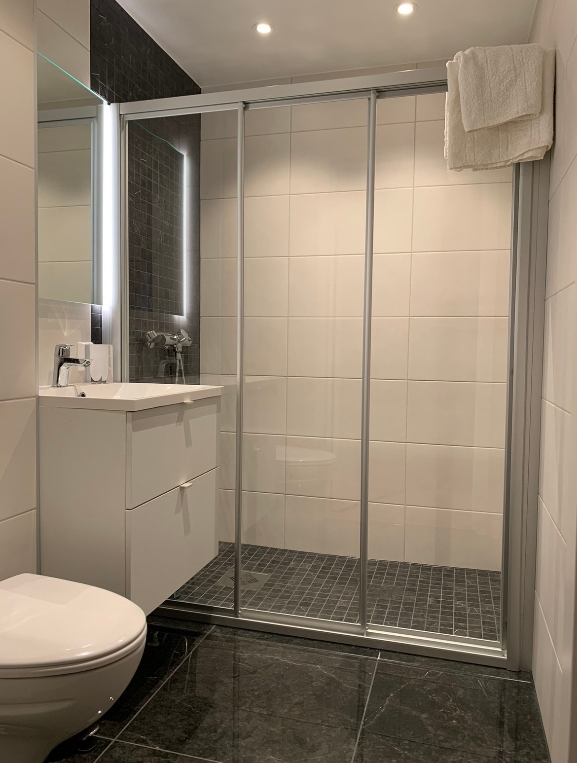 Onesuite bad med dusj/vask til sov 1. Galleribilde