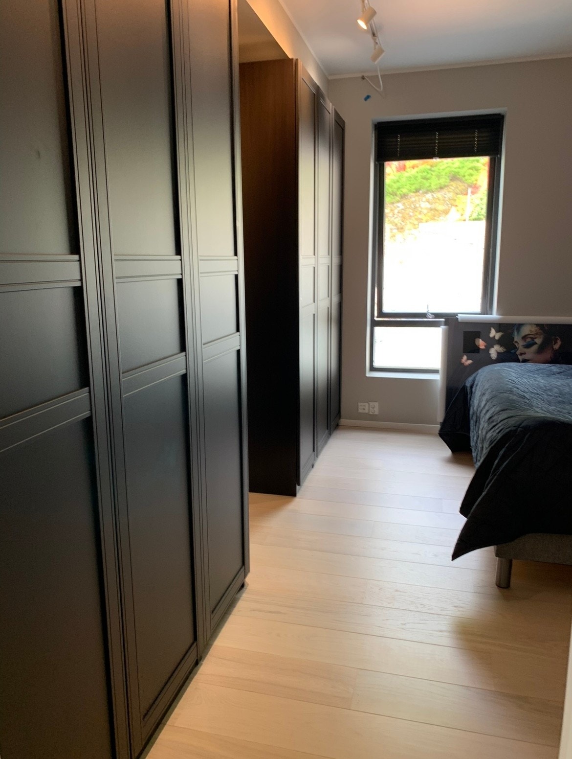 Romslig flott garderobe på sov 1 Galleribilde