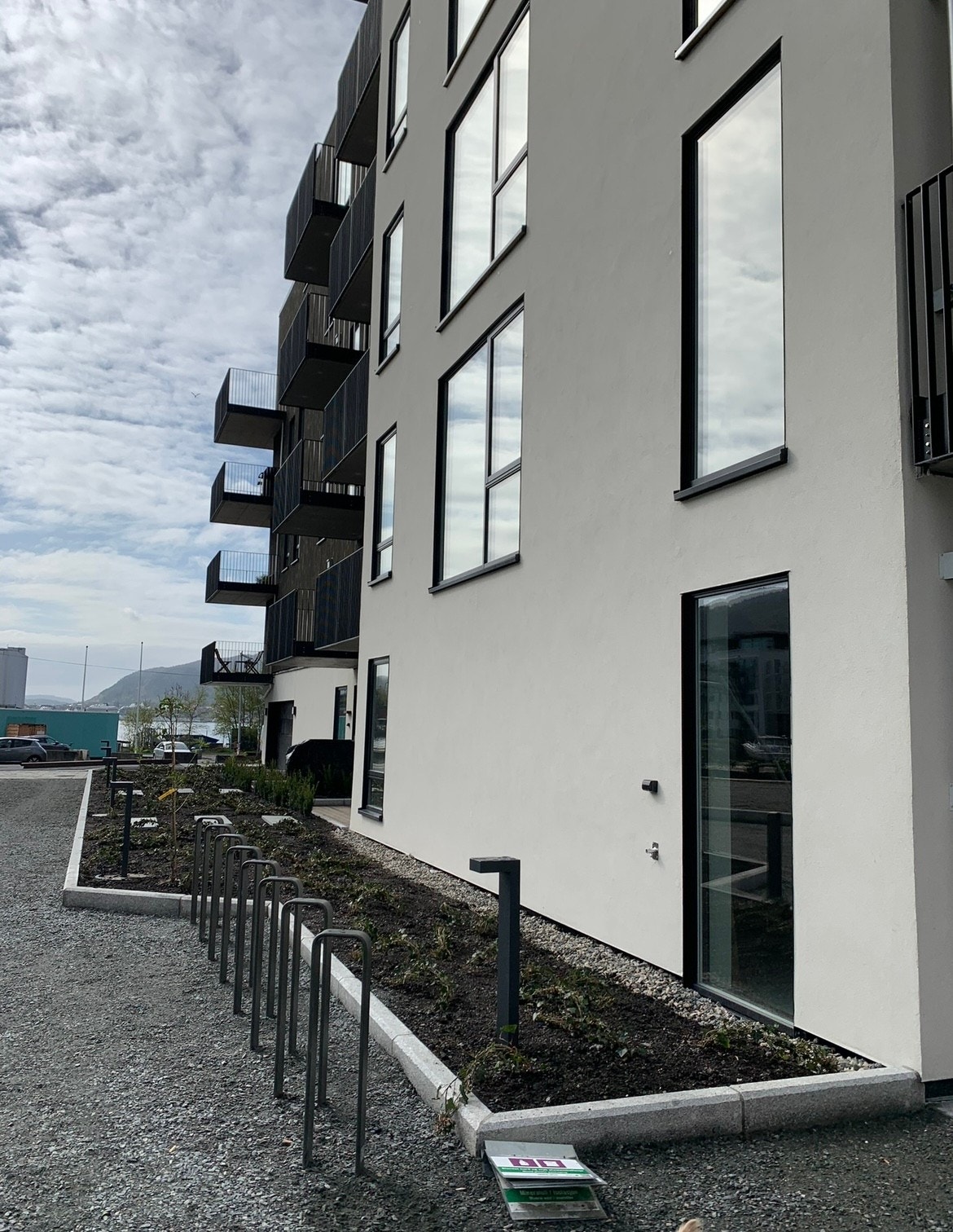 Nytt leilighetskompleks fra 2022. Felles låsbar sykkelgarasje rett ved inngangsdør. Galleribilde