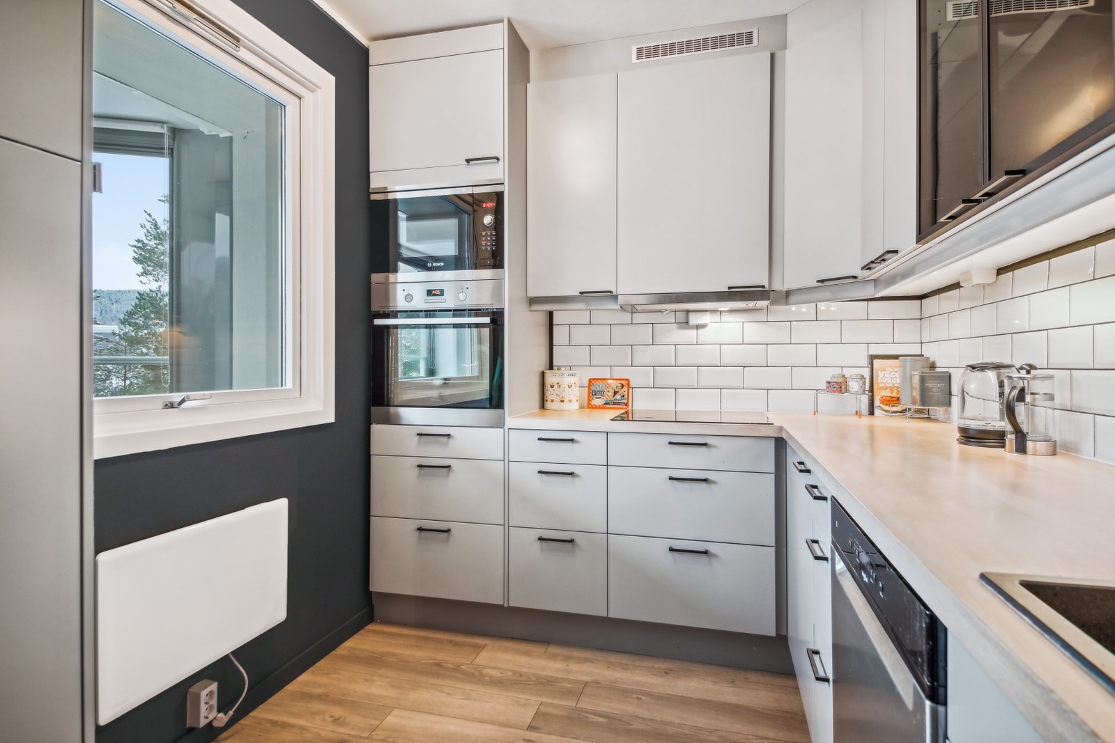 Delikat og stilfullt kjøkken med naturlig lys og gode arbeidsflater Galleribilde