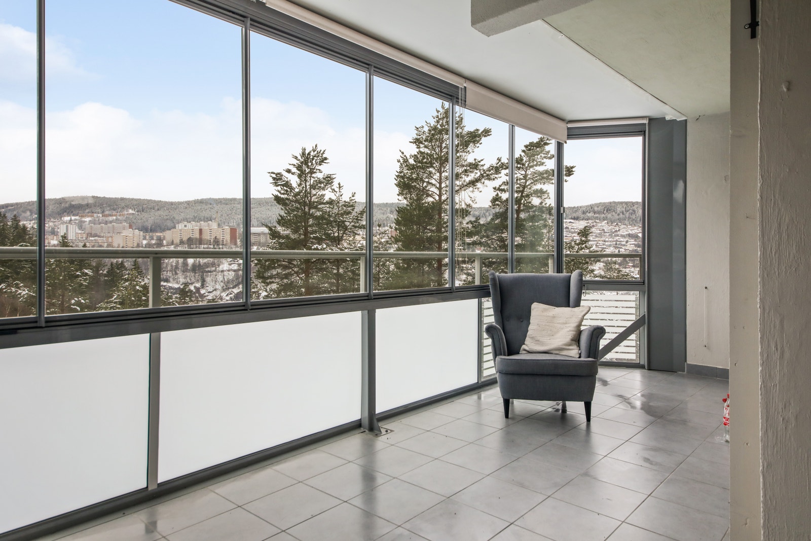 Stor solrik terrasse med utsikt mot grøntområder og mot sydvest. En ekstra stue for store deler av året! Galleribilde