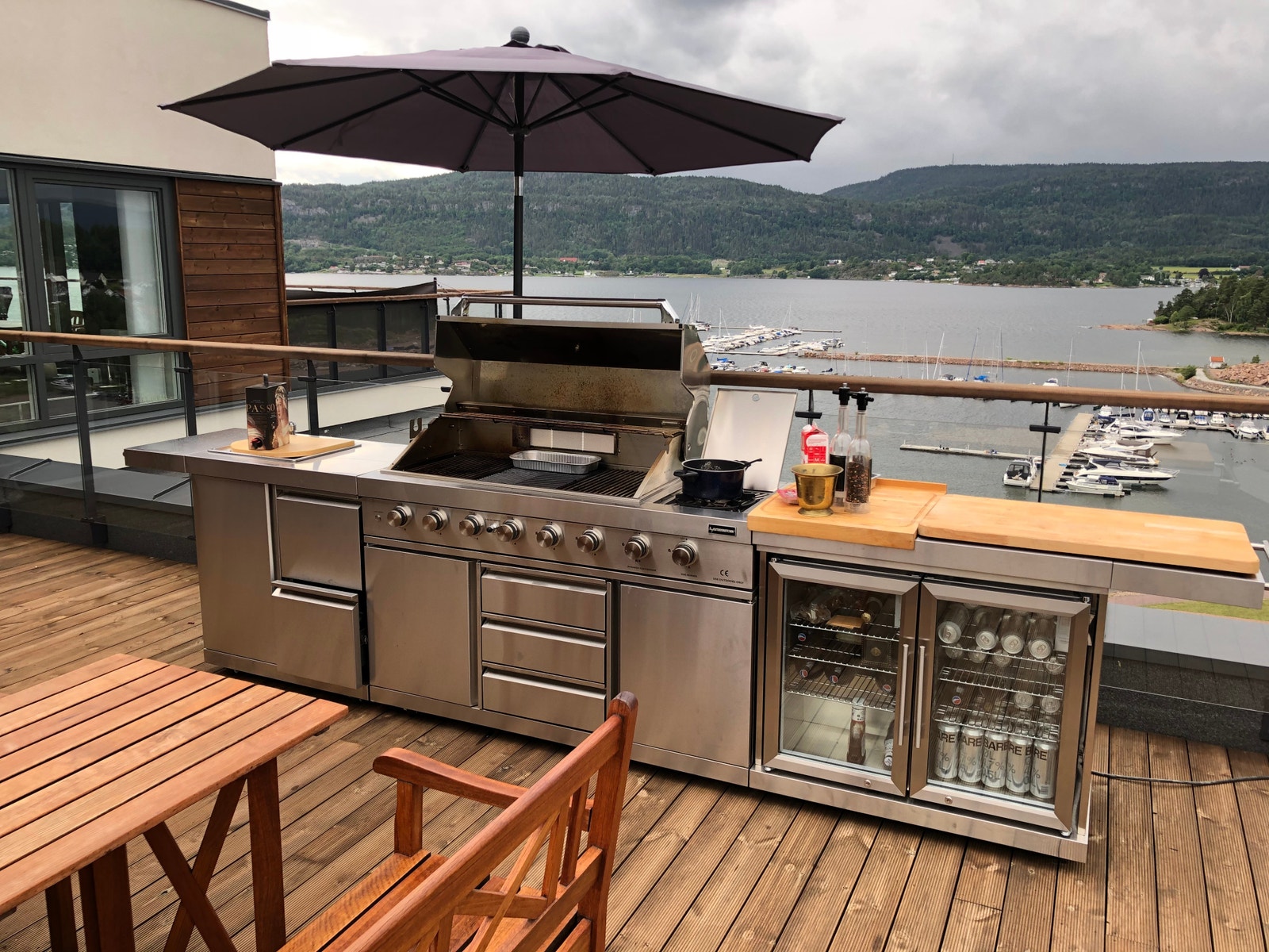 Regnvær er intet hinder for en deilig grillopplevelse. Utekjøkken på nordveranda på 50kvm. Galleribilde