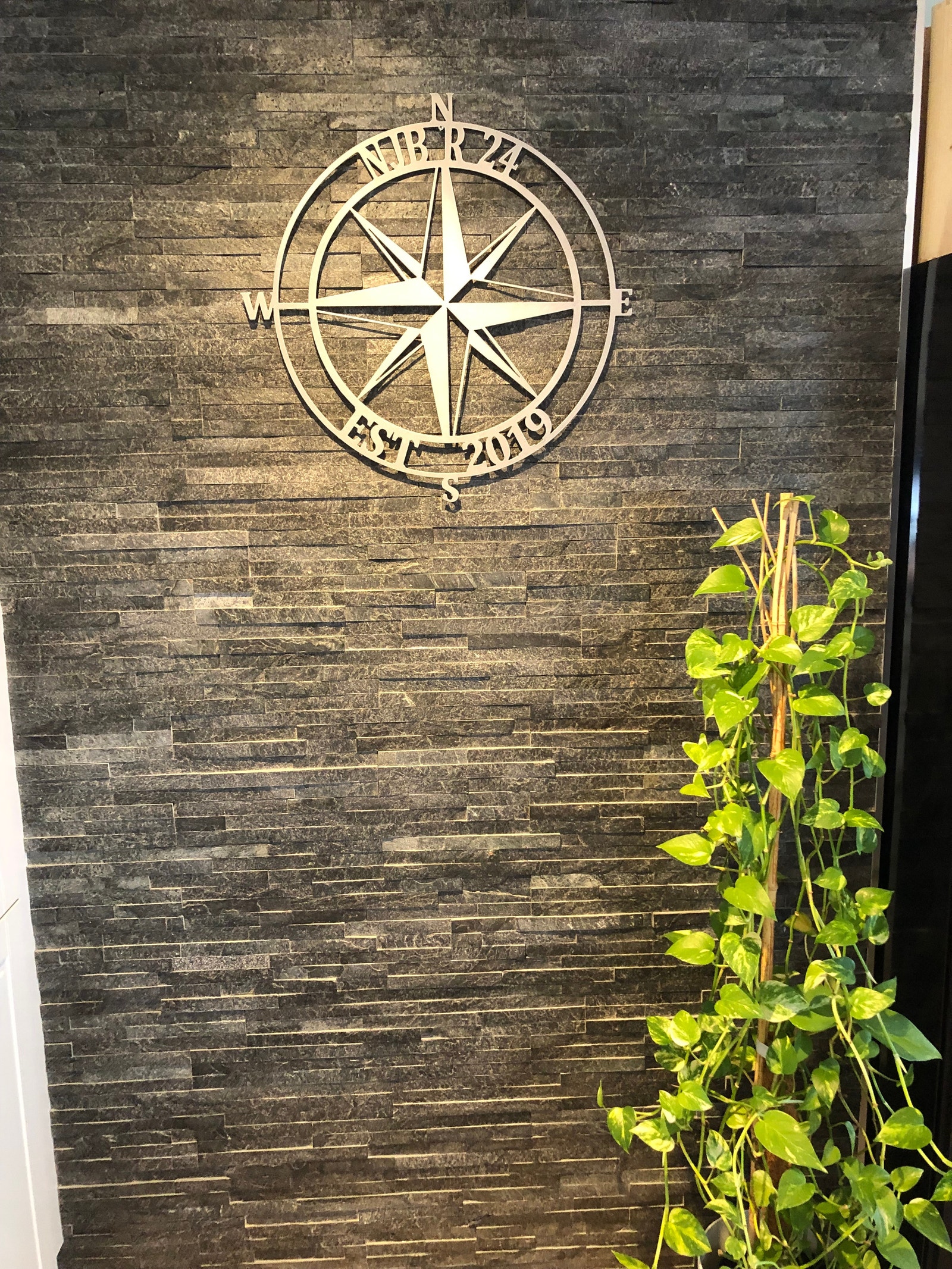 Detalj fra kjøkken. Emblem med leilighetsnummer følger leiligheten. Galleribilde