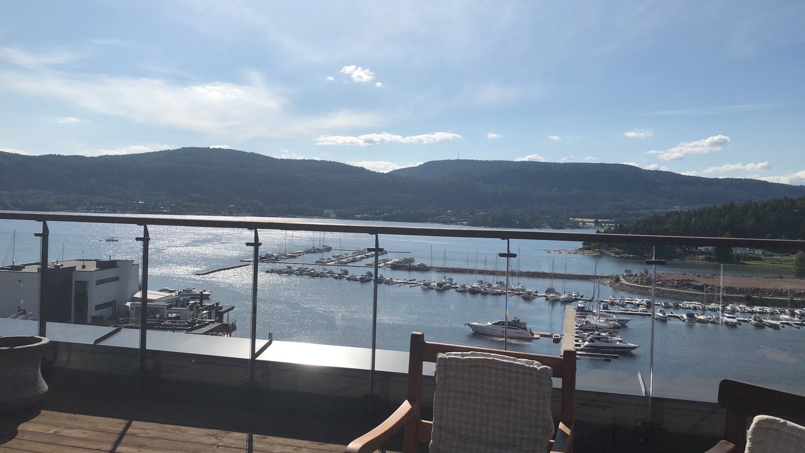 Utsikt til båthavna fra den ene av de to verandaene på 50kvm. "Litt feriefølelse hele året" Galleribilde