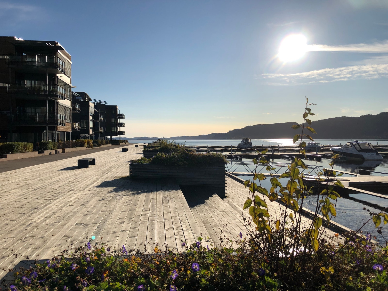 Fellesområde med tilgang til leilighetens båtplass på 3,5 meters bredde. Galleribilde