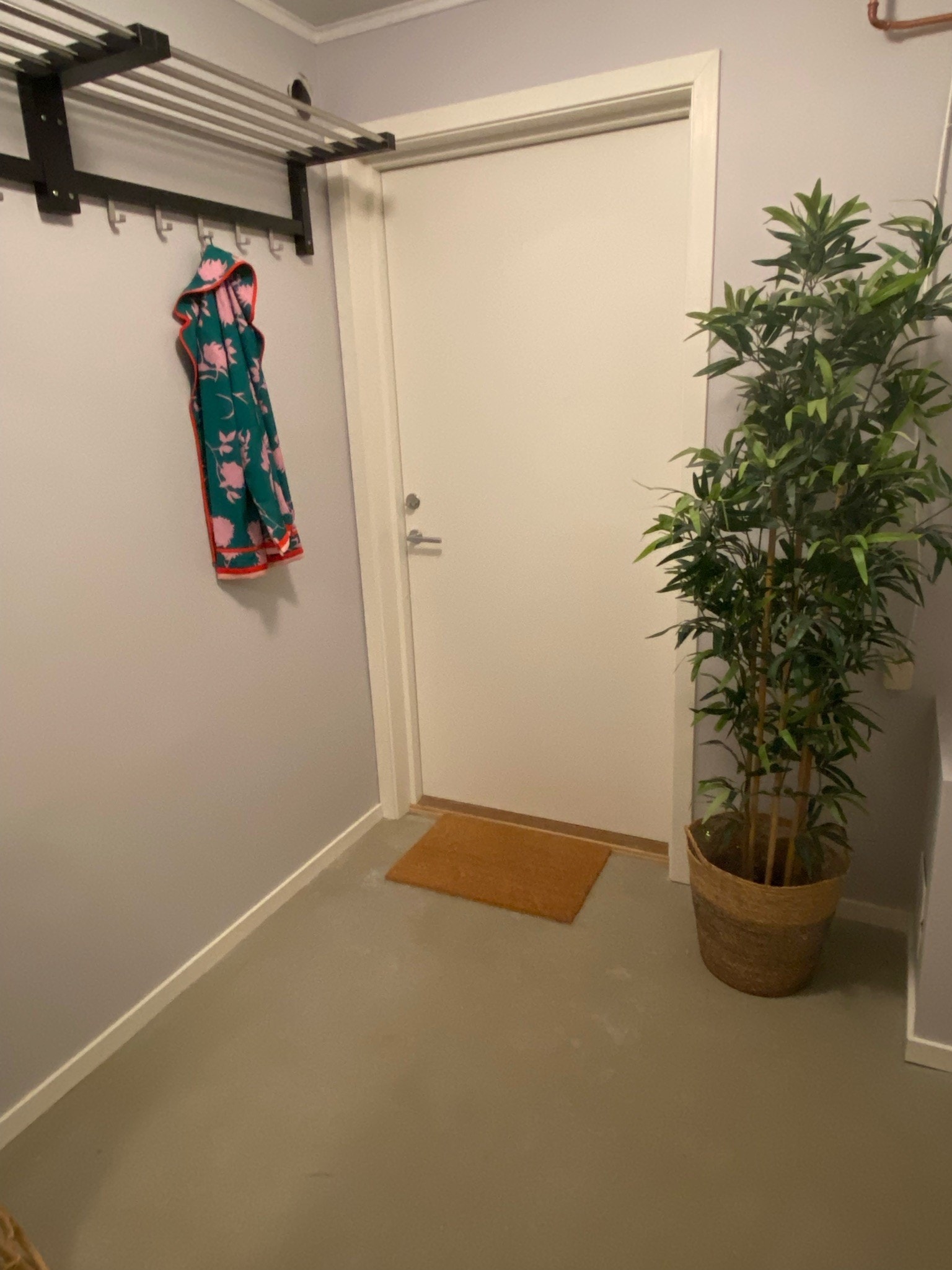 God plass til bekledning og skolagring i yttergangen Galleribilde