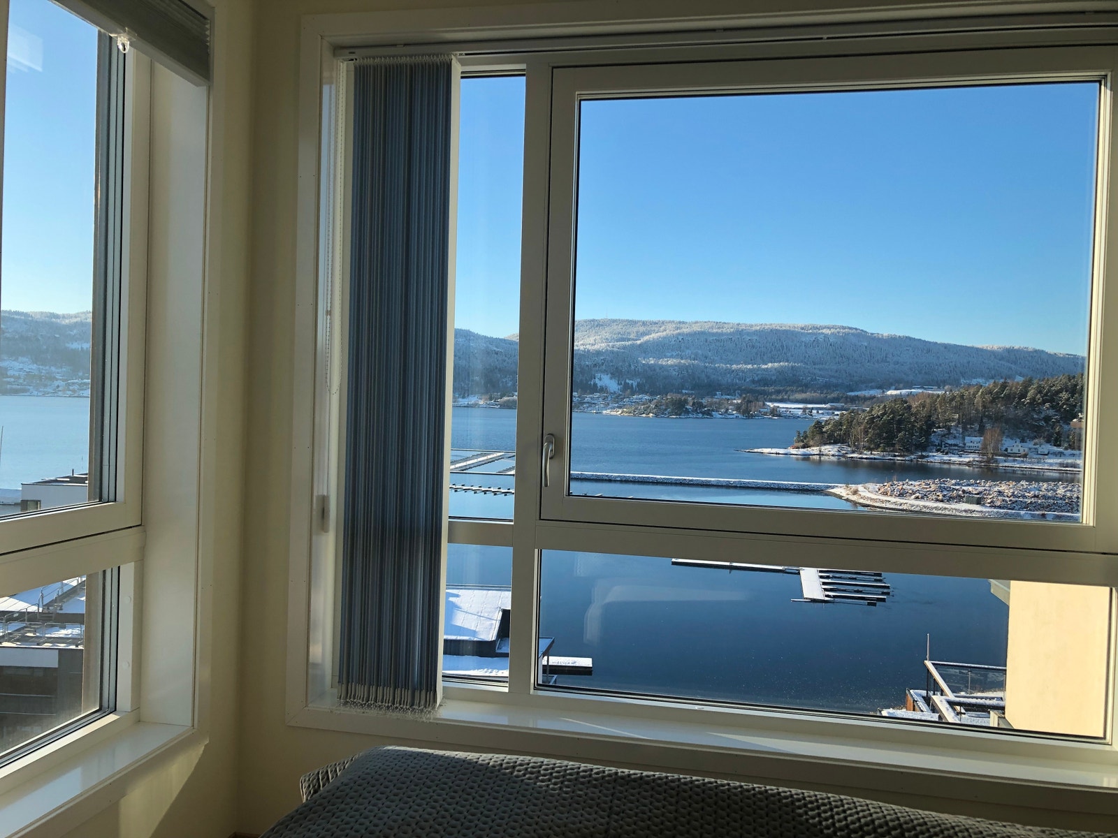 Utsikt fra seng på hovedsoverom. Galleribilde