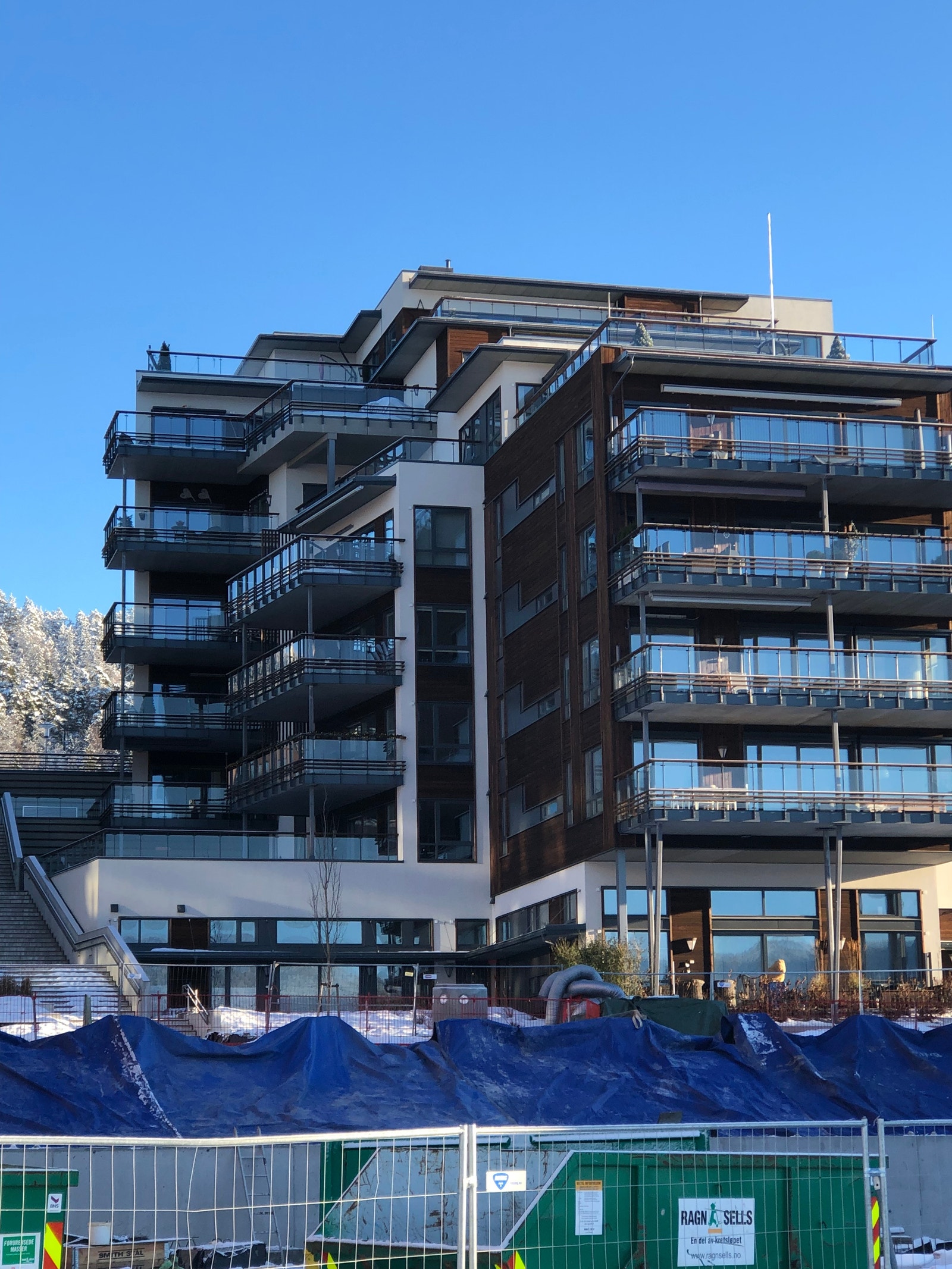 R24 alene øverst. Galleribilde