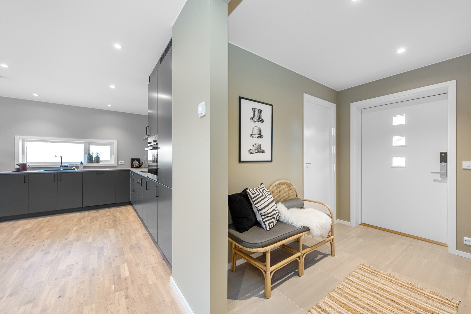 Romslig entre med 60x60 fliser med varmekabler i gulv. Plass til garderobeskap. Galleribilde
