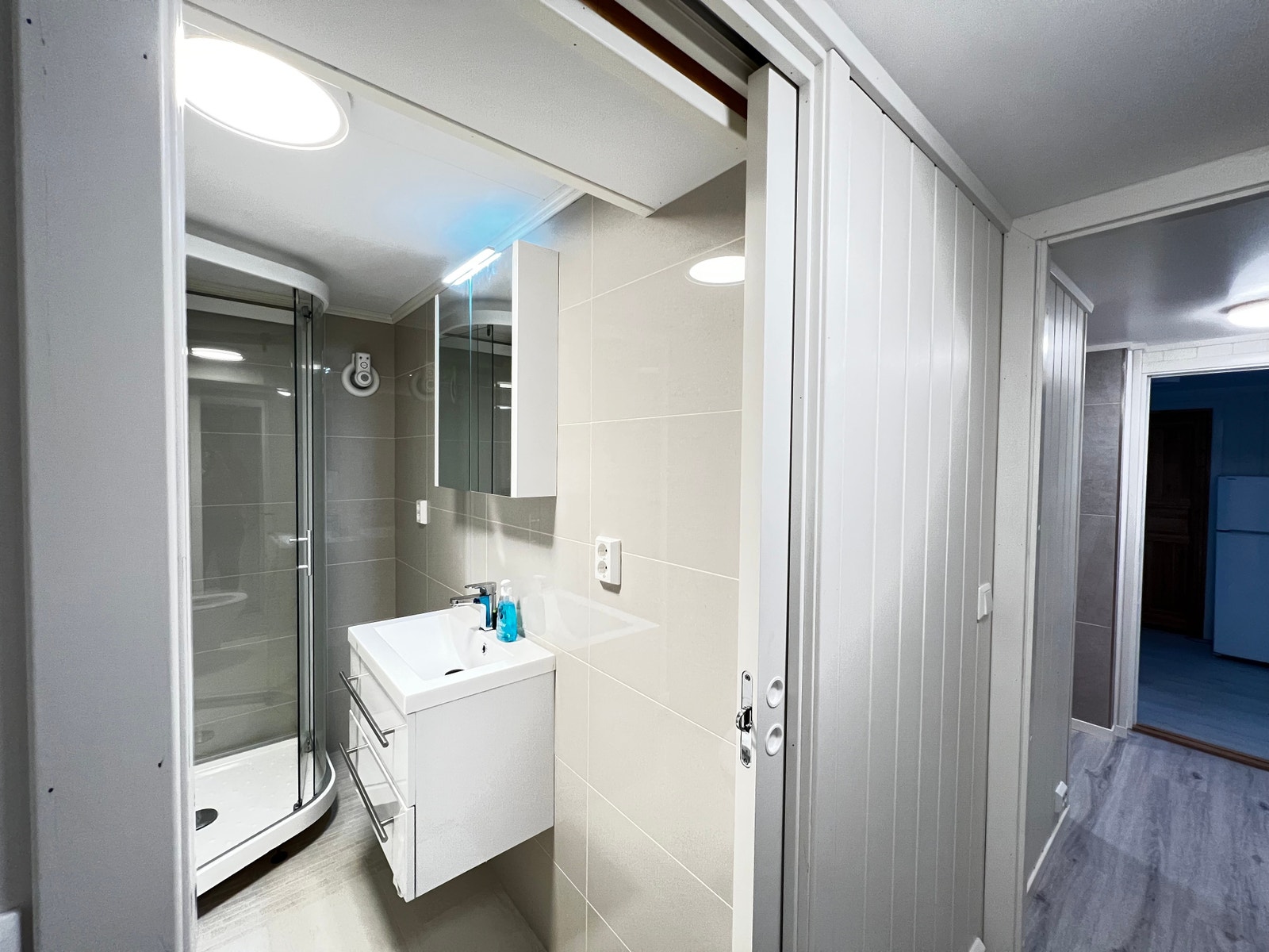 Leilighet 2: Bad 2 – Elegant og moderne, utstyrt med varmekabler og fliser. Galleribilde